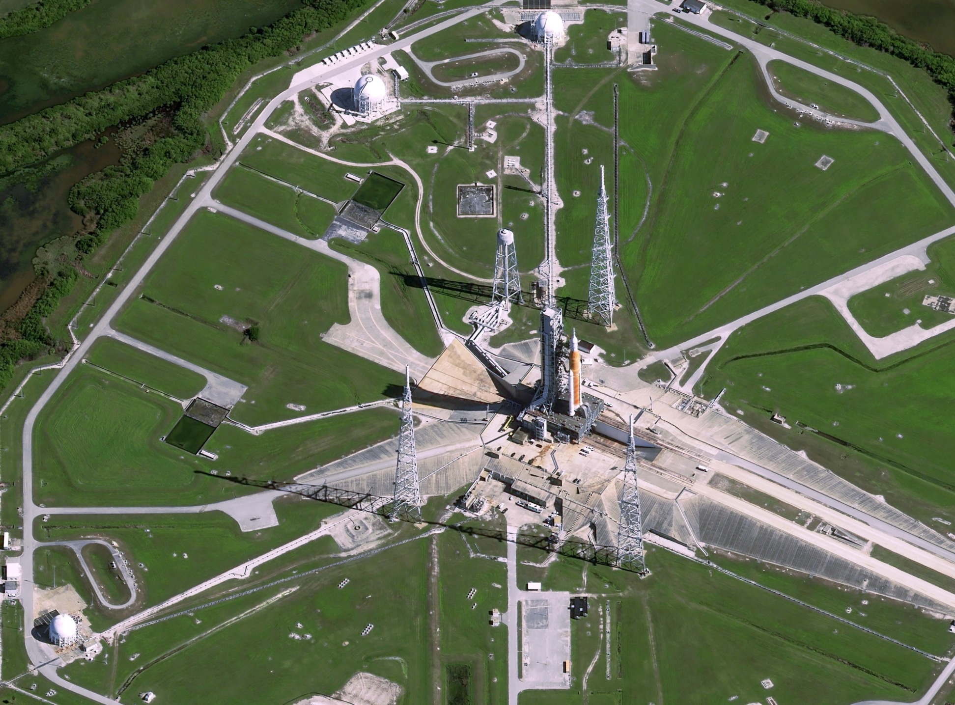 Ten lua manh nhat cua NASA nho be giua bai phong hinh anh