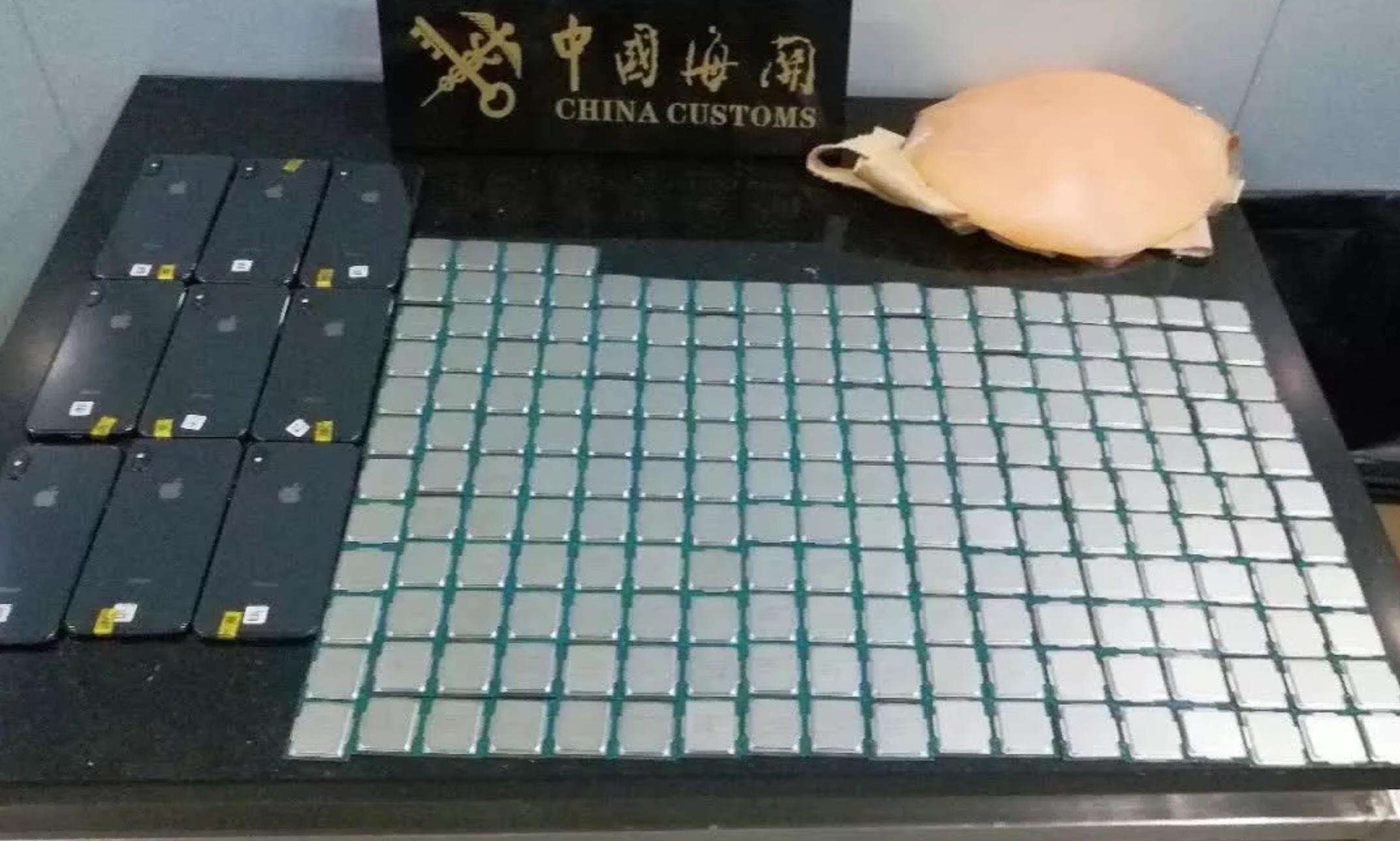 Bi bat vi giau CPU va iPhone trong bung bau gia hinh anh