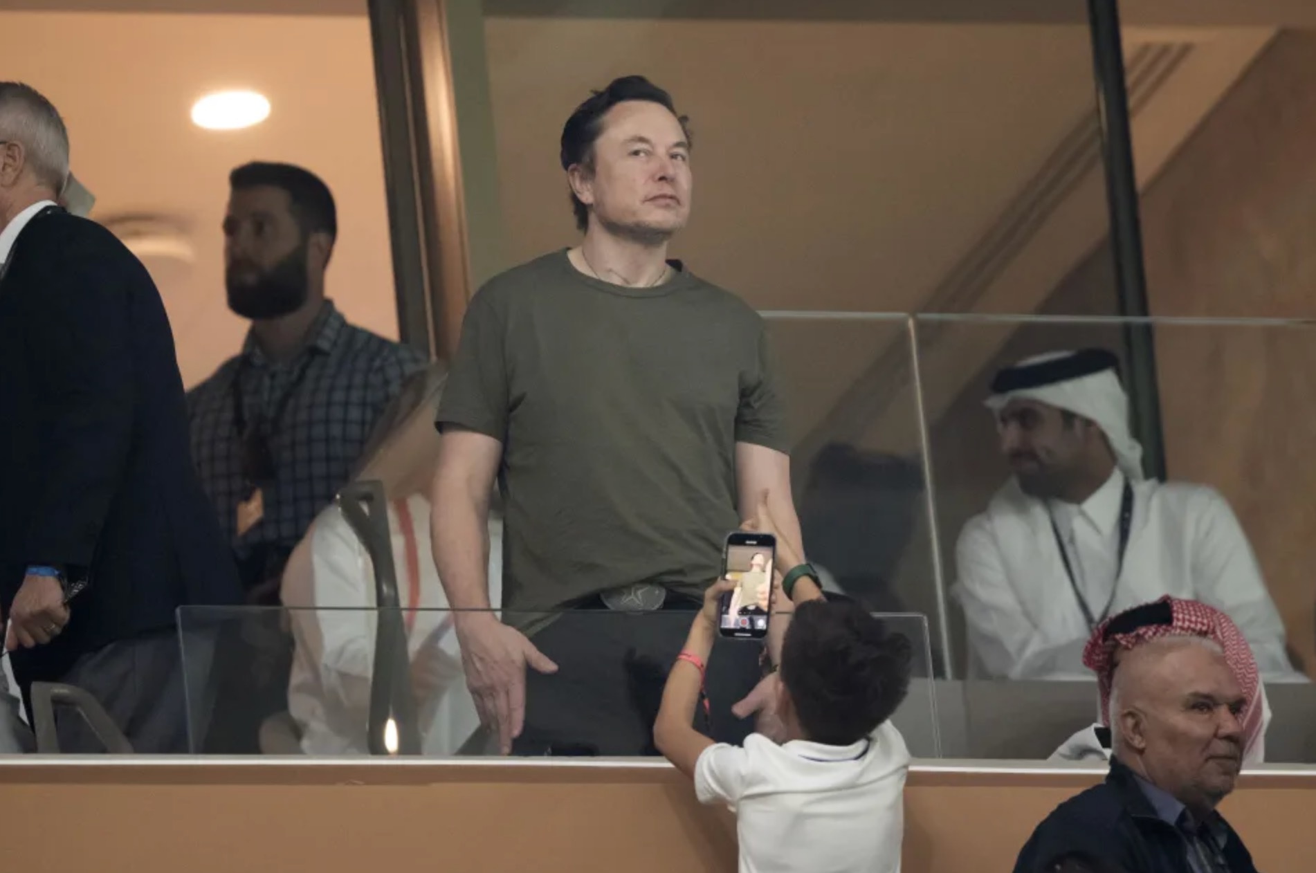 Elon Musk gay phan no hinh anh