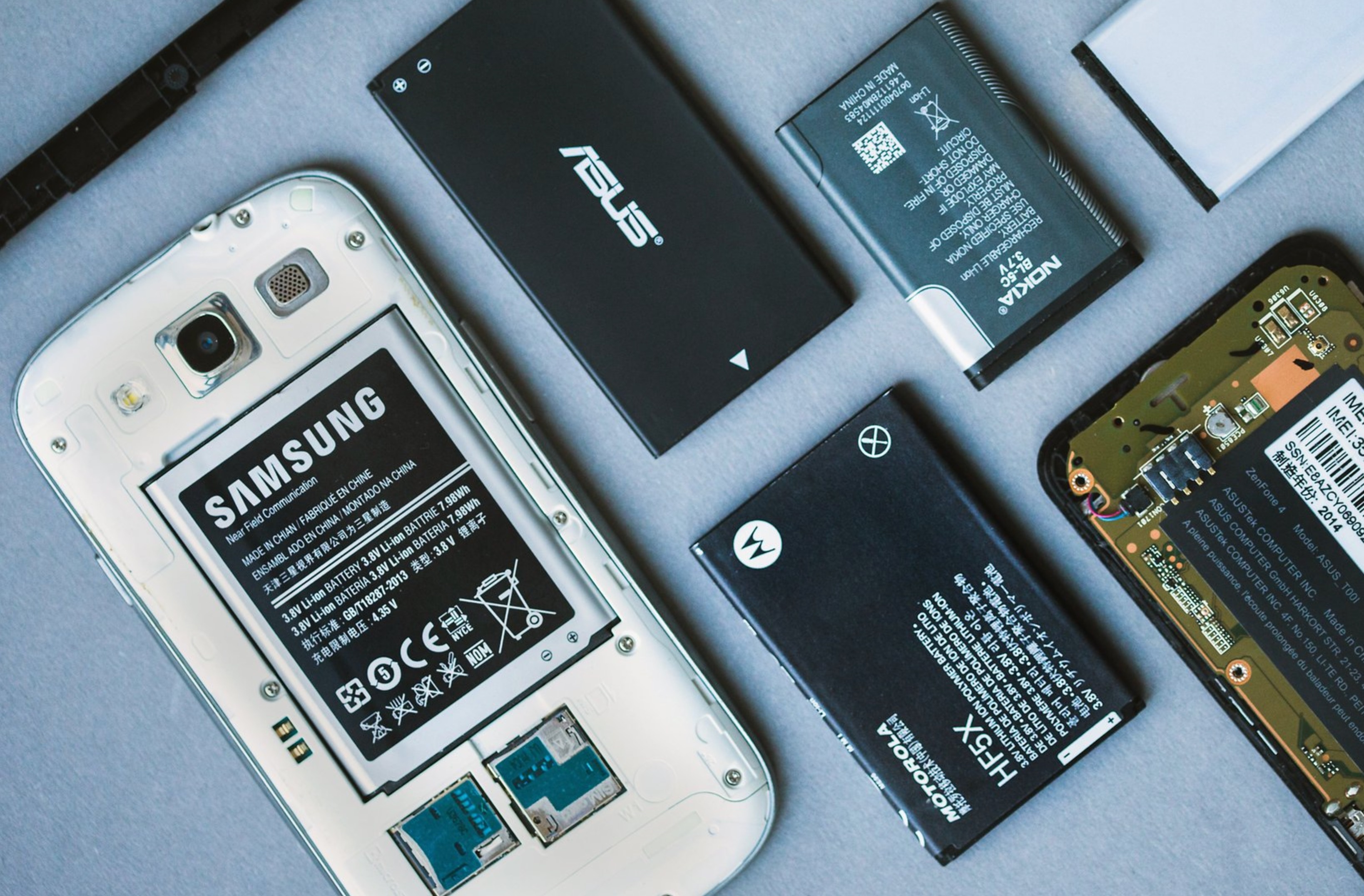 EU co the mang pin roi tro lai smartphone hinh anh