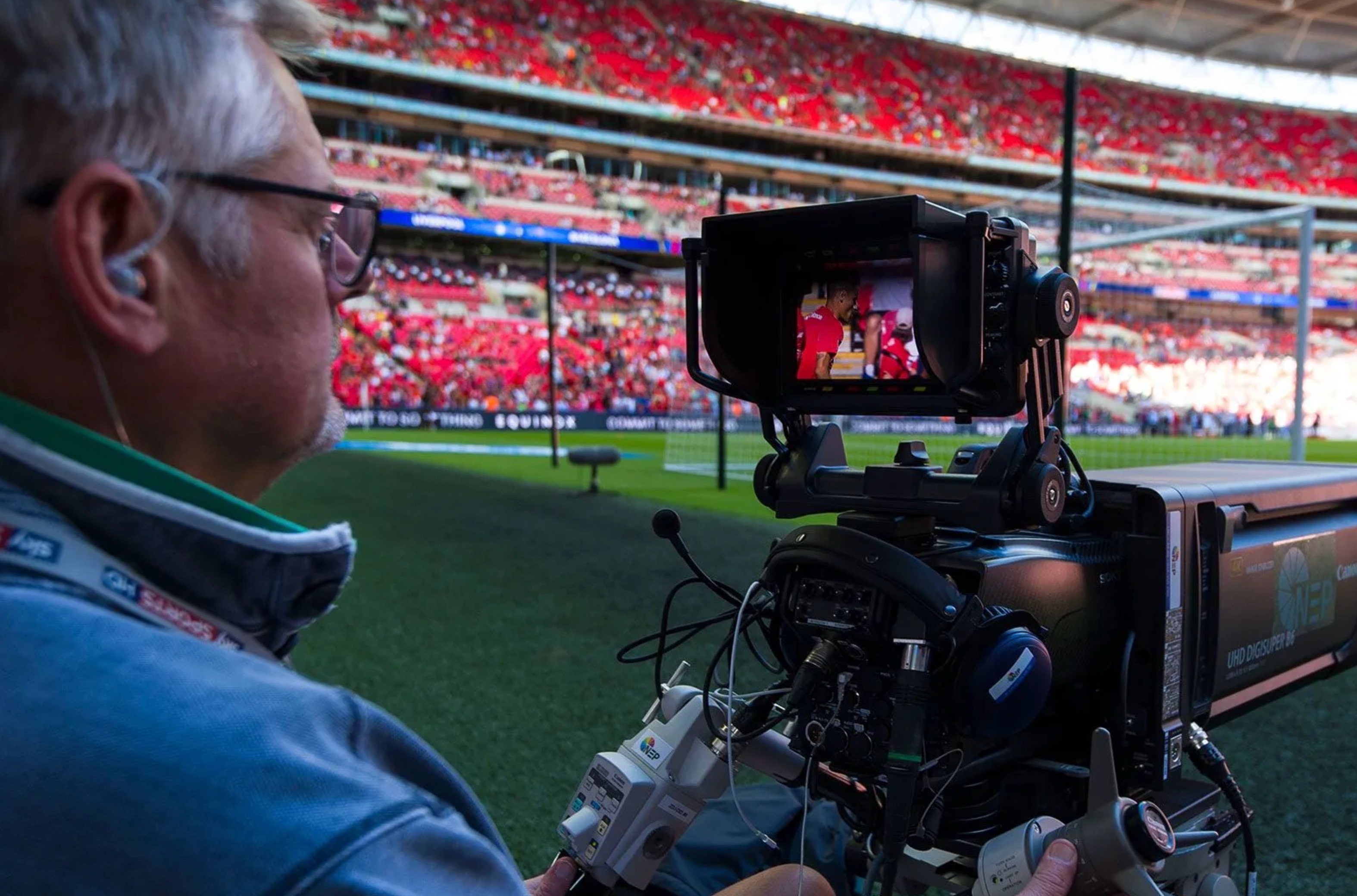 Bi canh sat 'go cua' vi xem bong da lau hinh anh