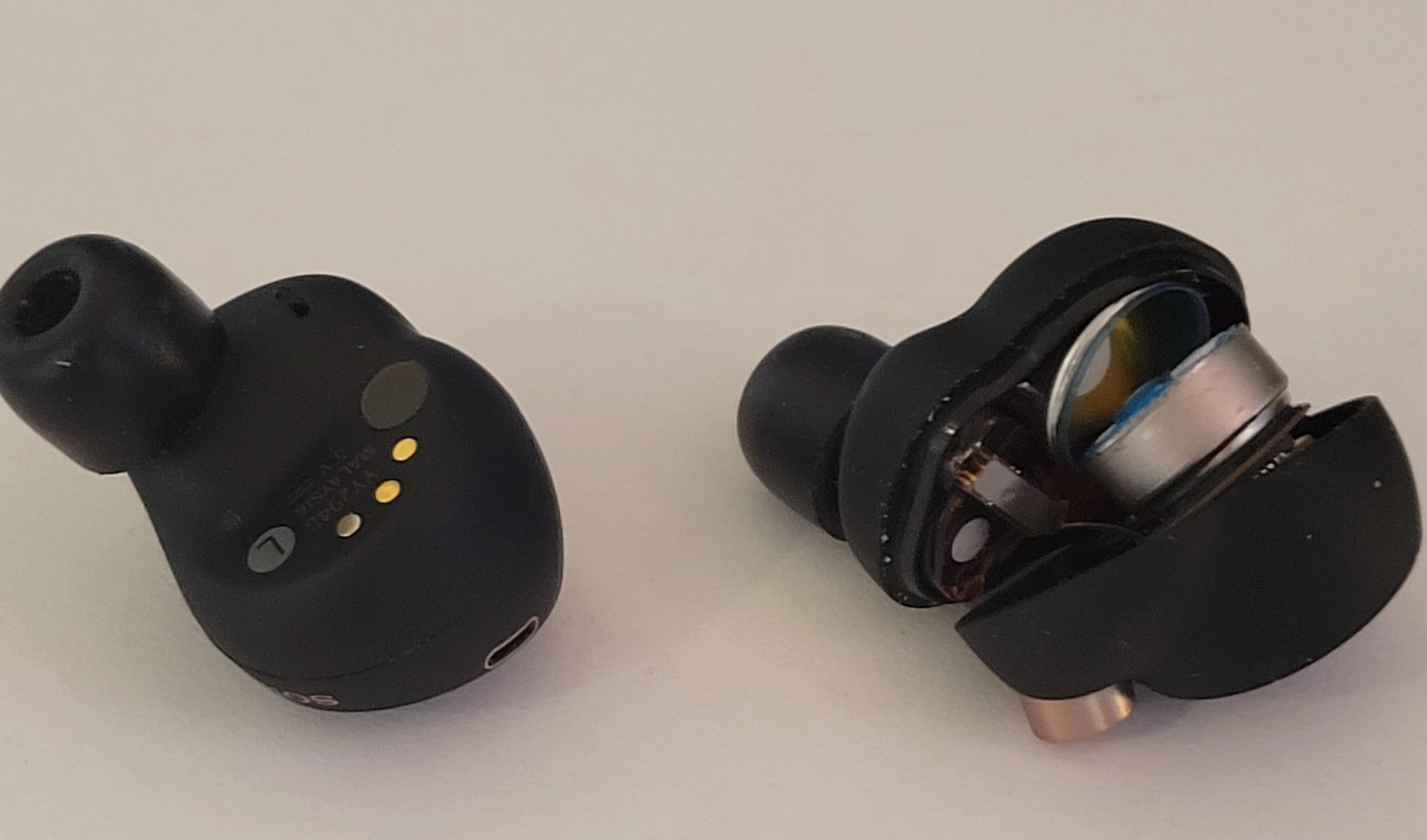 Tai nghe Sony phat no anh 1