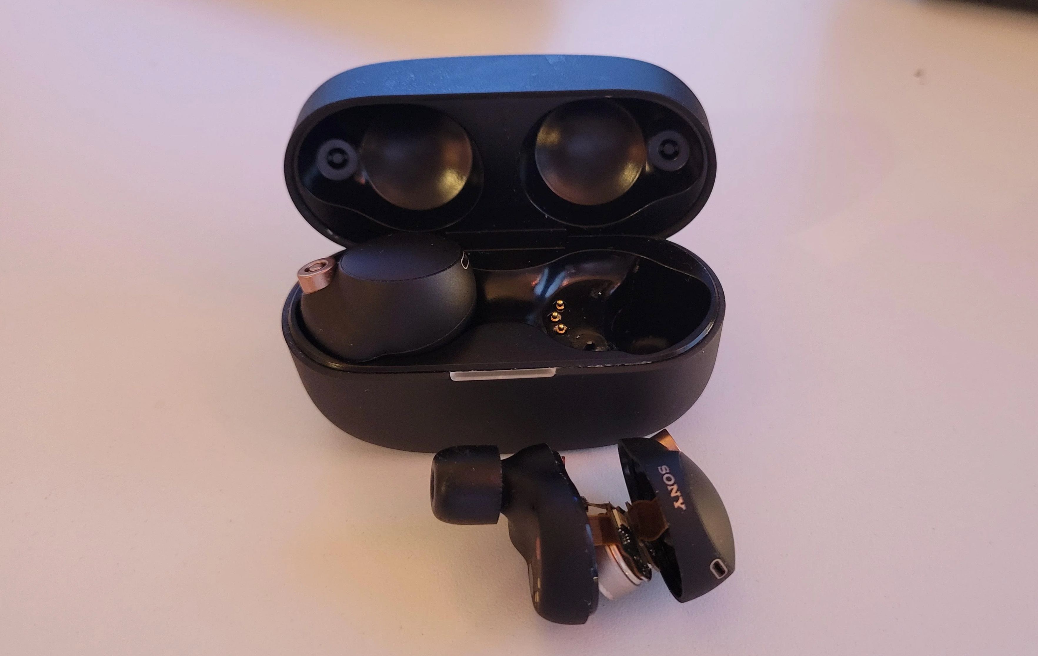 Nguoi dung phan nan do tai nghe Sony phat no hinh anh