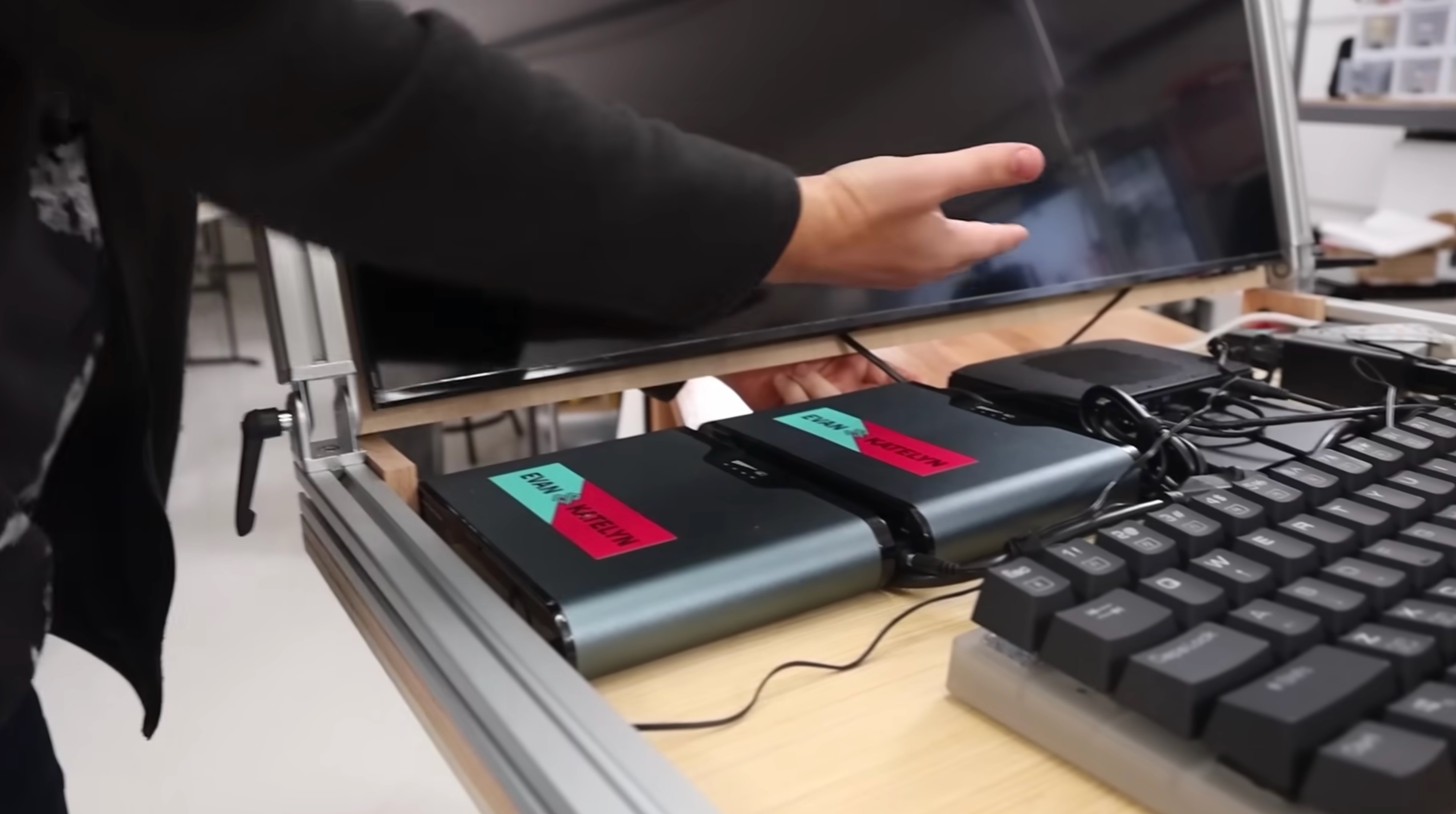 Tu che laptop sieu lon anh 6