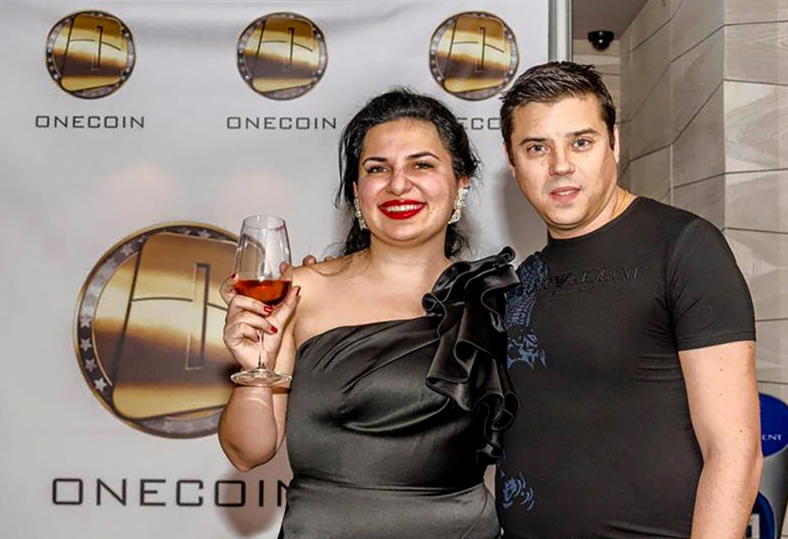 Nu hoang tien so OneCoin anh 1