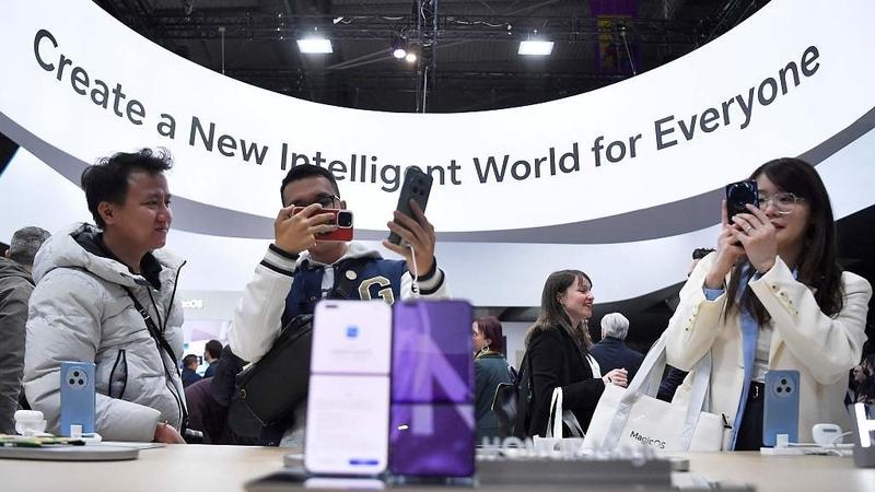 Smartphone gap tai MWC 2023 anh 2