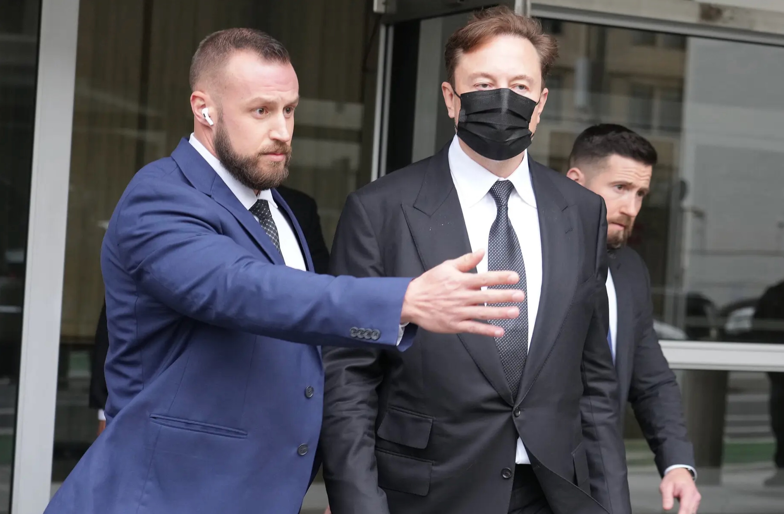 Elon Musk duoc ve si ho tong den tan nha ve sinh hinh anh