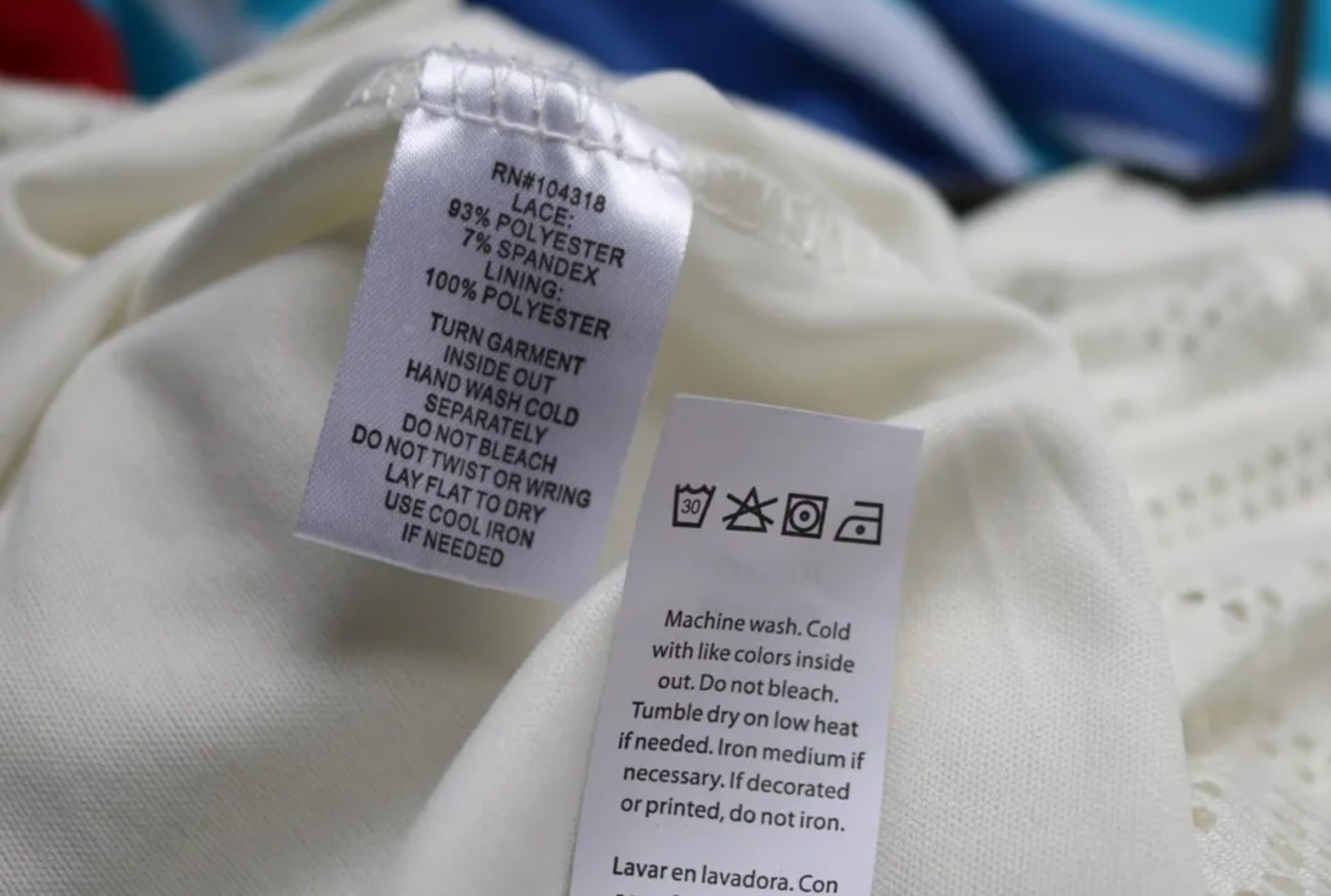 Truoc khi giat quan ao, hay nhin vao nhung nhan nay hinh anh