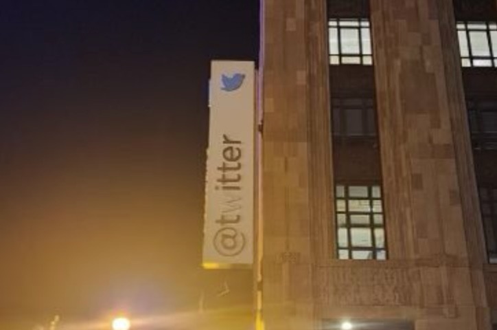 Dong thai kho hieu cua Elon Musk hinh anh