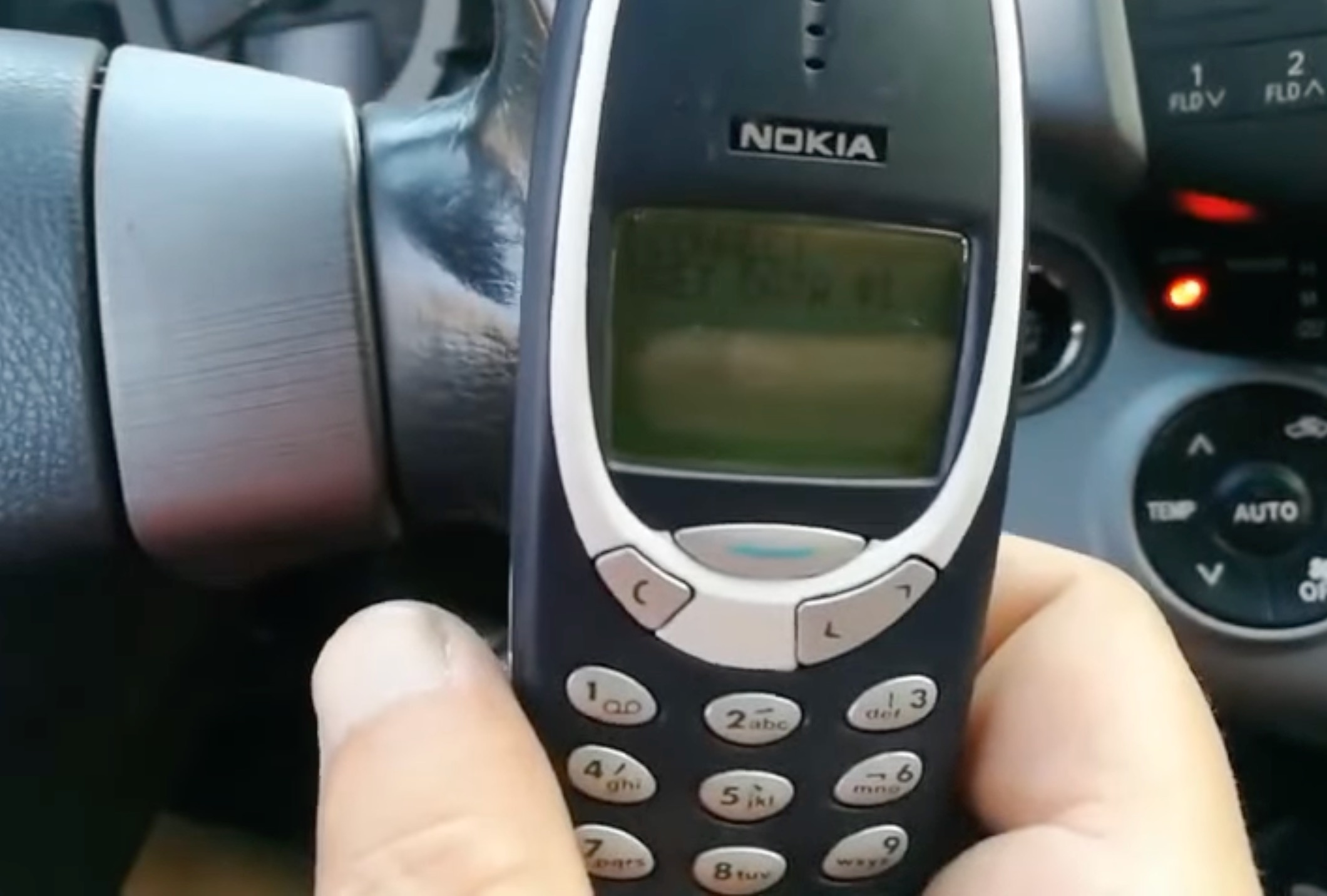 Dung Nokia 3310 de trom xe hoi hinh anh