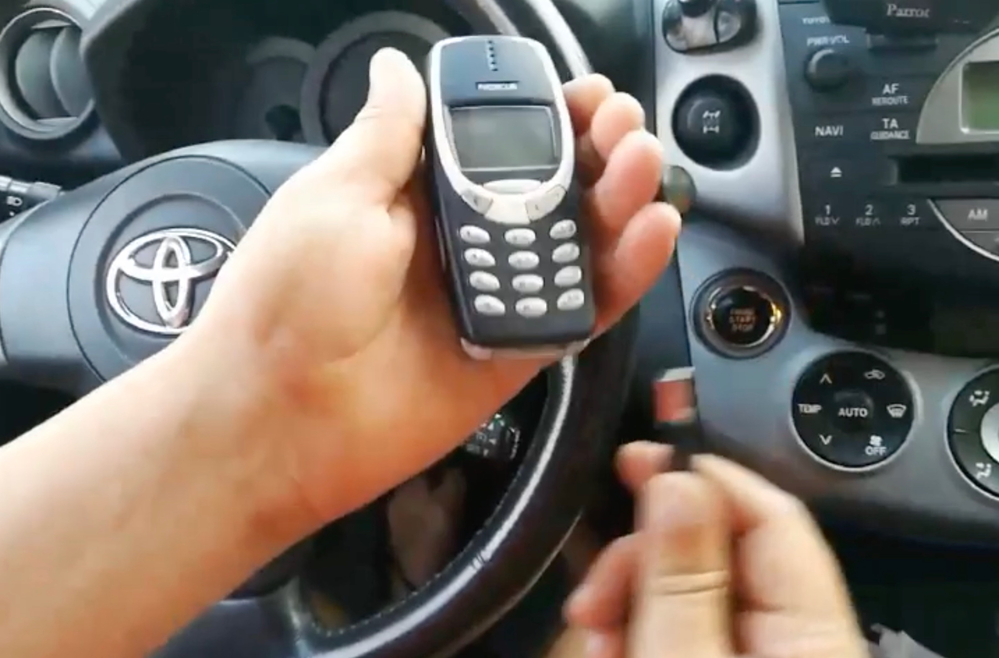 Be khoa xe hoi trong 15 giay bang Nokia 3310 hinh anh