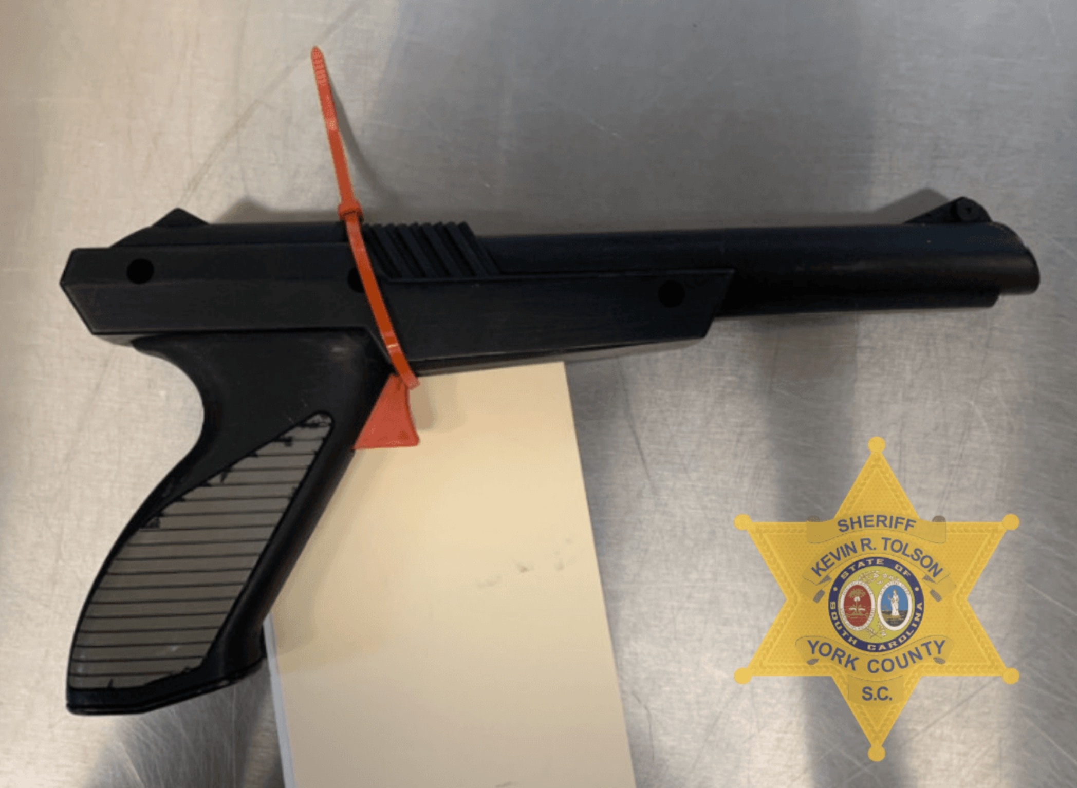 Dung sung ban vit de cuop cua hang hinh anh