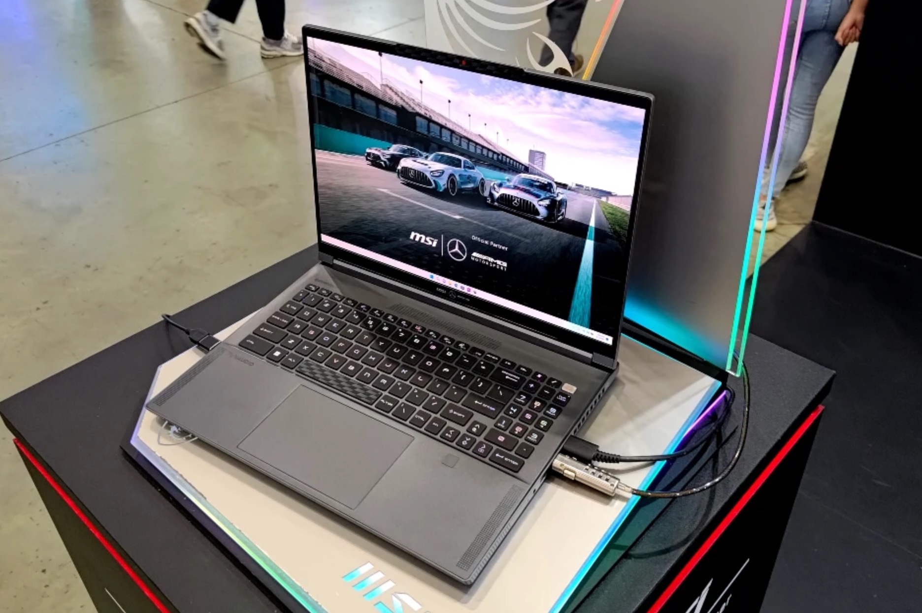 Laptop man hinh OLED anh 1