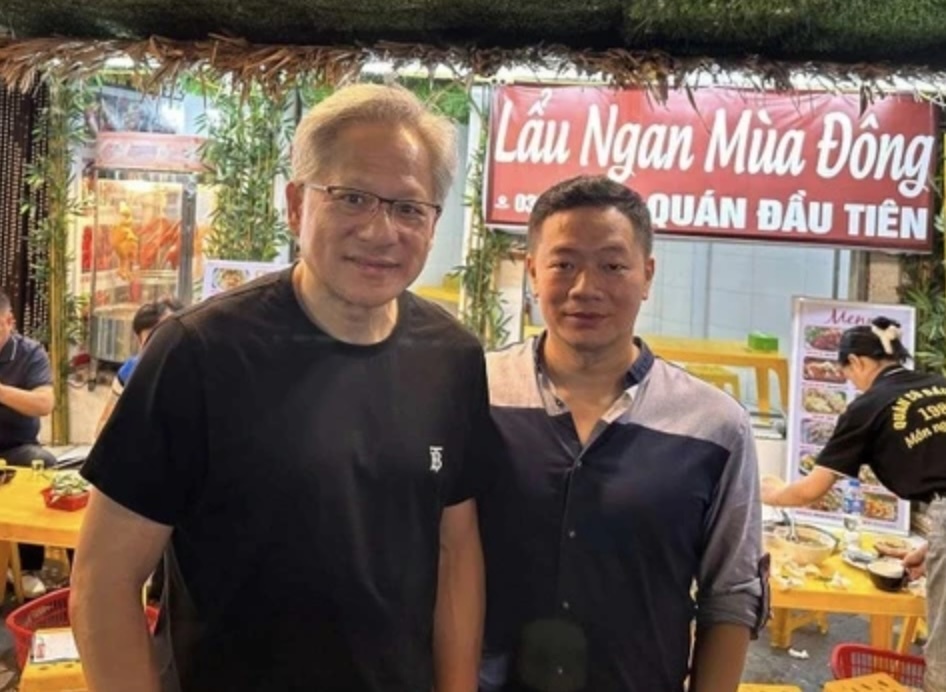 CEO Nvidia an pho, uong ca phe trung o Ha Noi hinh anh