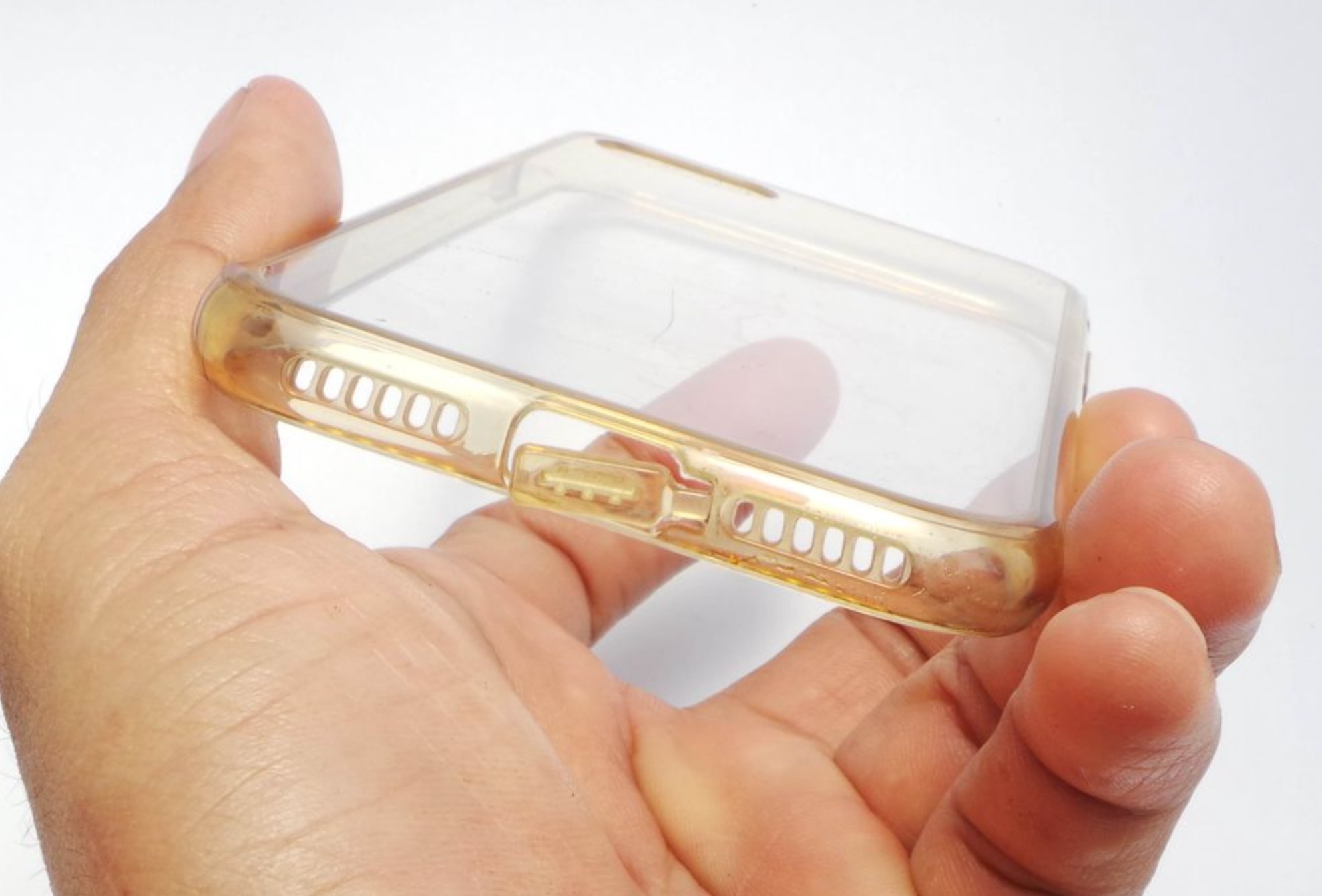 Op lung trong suot bi nga vang, phai lam sao? hinh anh