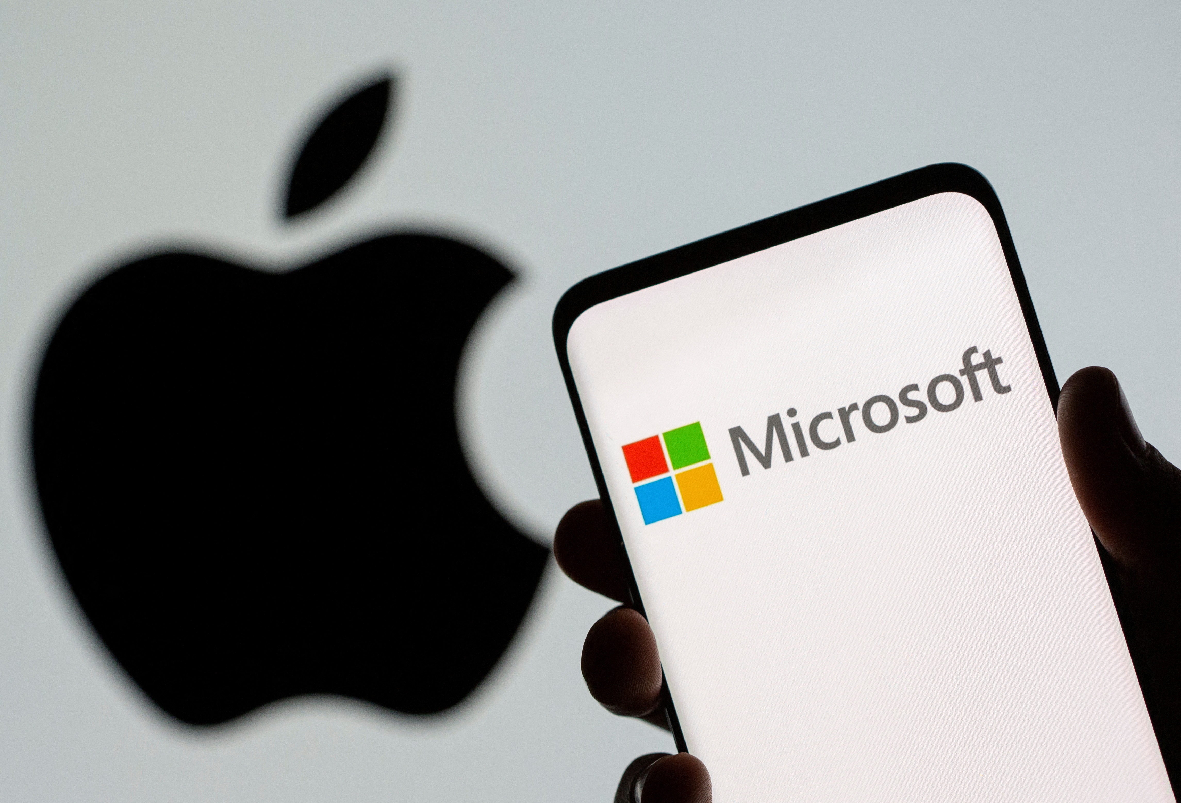 Gia tri Microsoft tang nhanh, vuot qua Apple trong vai gio hinh anh