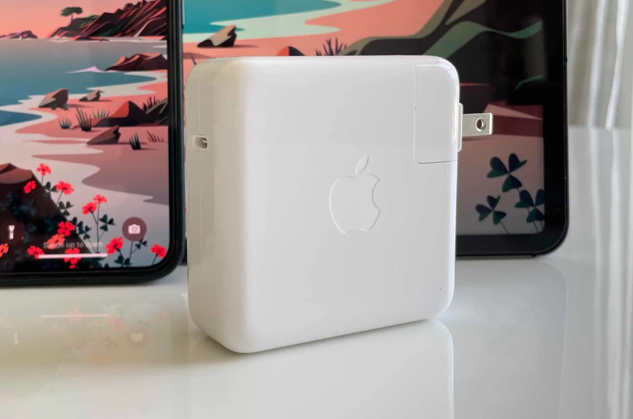 Dung sac MacBook cho iPhone co sao khong? hinh anh