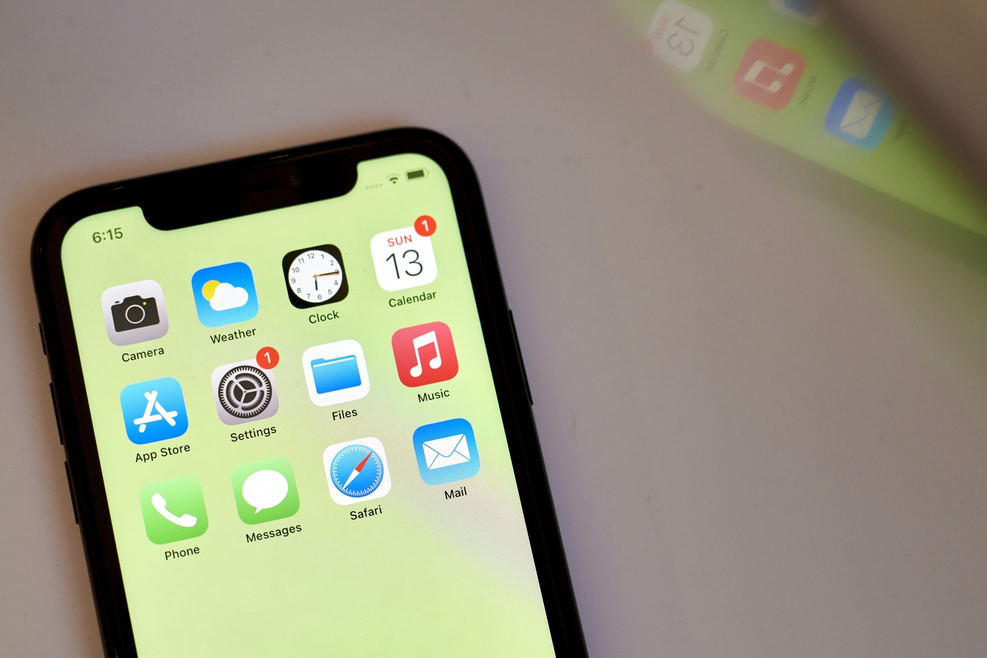 Nguoi dung iPhone chau Au co 'dac quyen' moi hinh anh