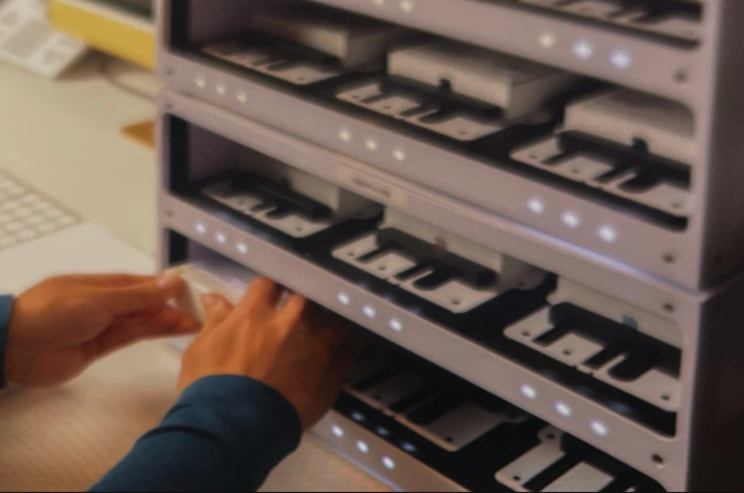 Thiet bi giup cap nhat iPhone khong can 'boc seal' hinh anh