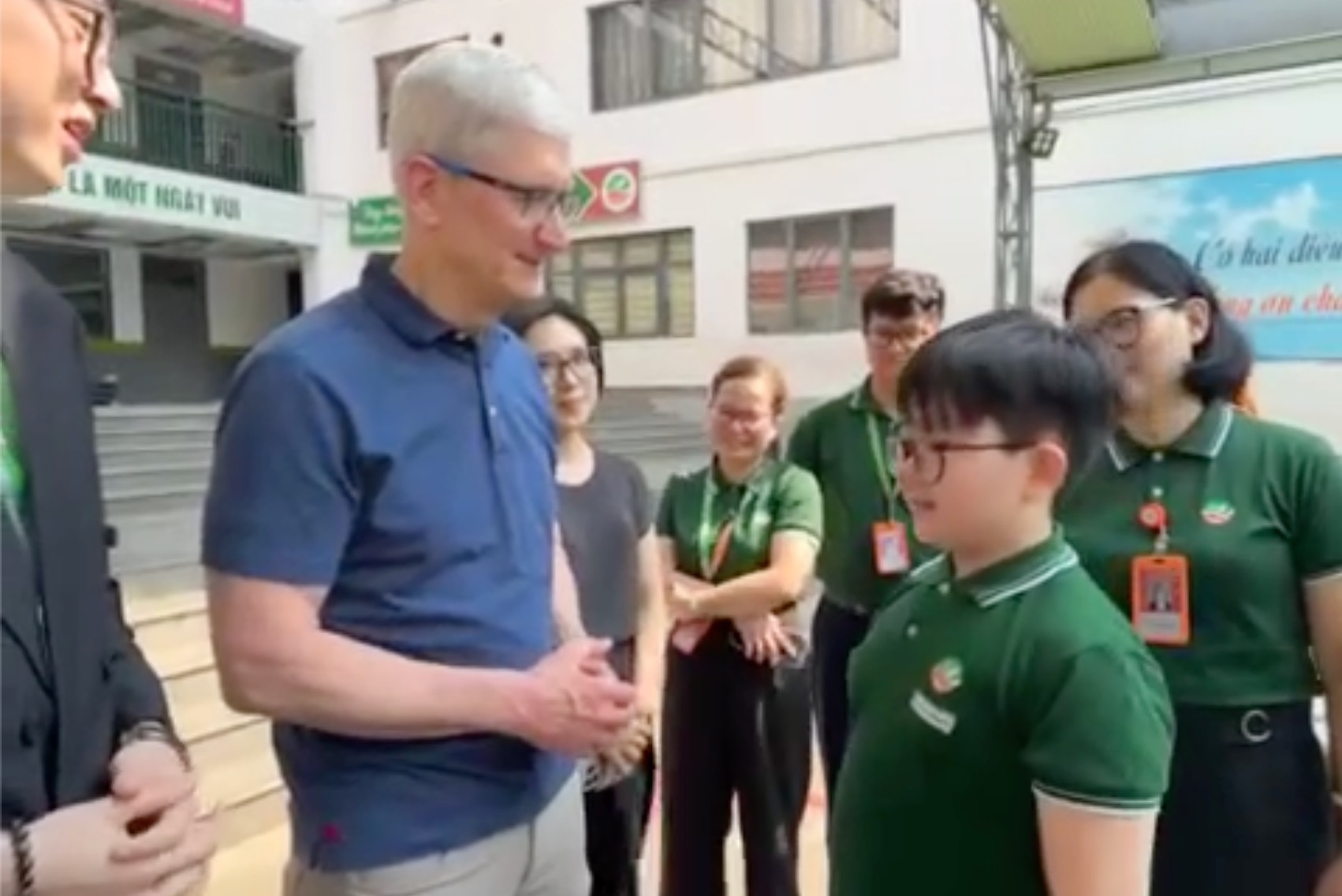 Tim Cook noi gi khi hoc sinh bao Vision Pro dat hinh anh