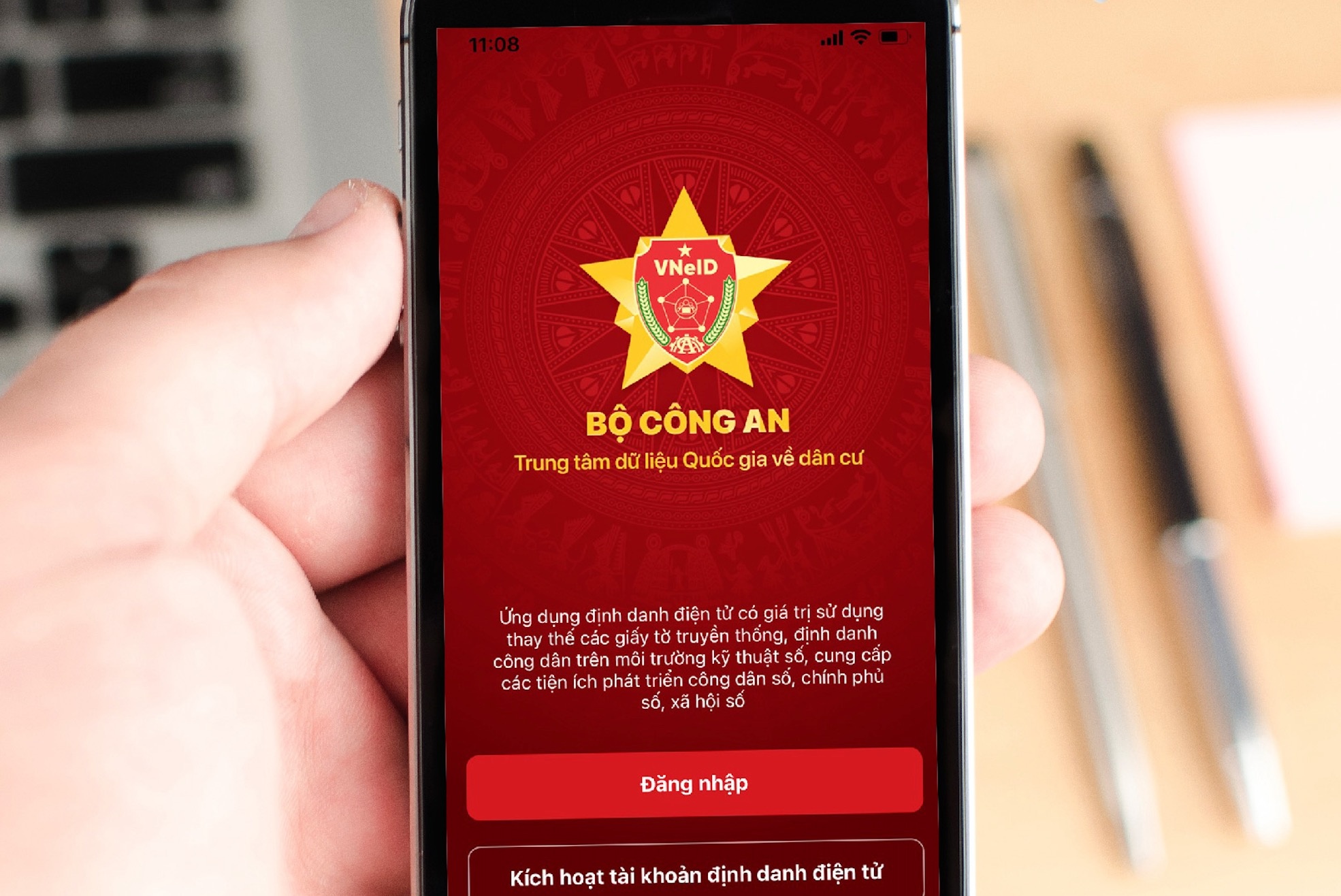 Mao danh cong an, bao loi VNeID de lua dao hinh anh