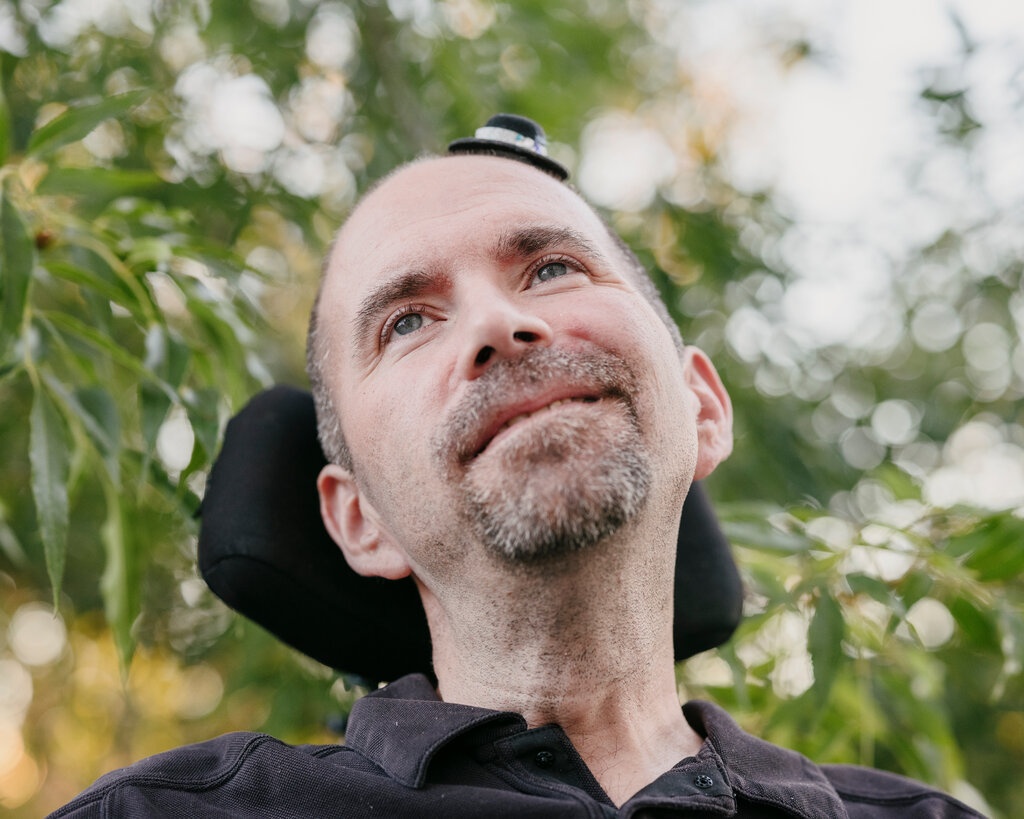 Nguoi bi liet lay lai giong noi nho cay chip vao nao hinh anh