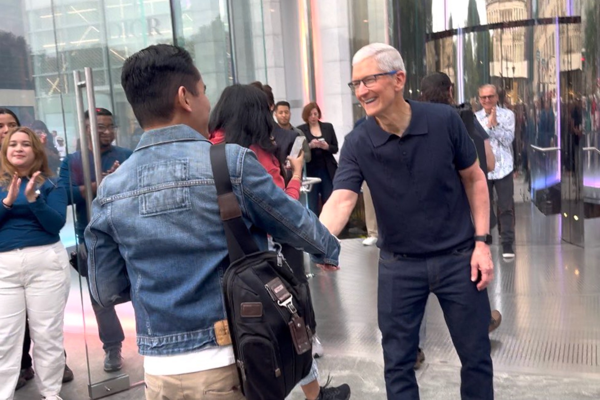 Tim Cook chup hinh cung fan trong ngay ban iPhone 16 hinh anh