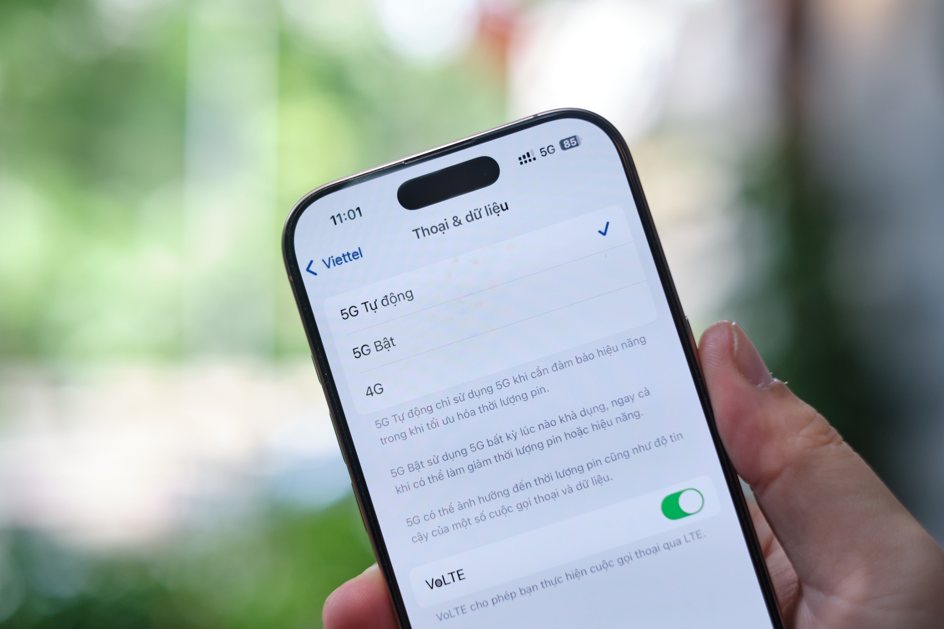 Bat ngay tuy chon nay tren iPhone de dung 5G khong bi nong, tut pin hinh anh