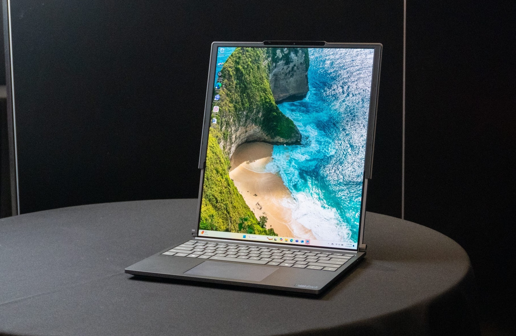 Laptop cuon o CES 2025 hinh anh