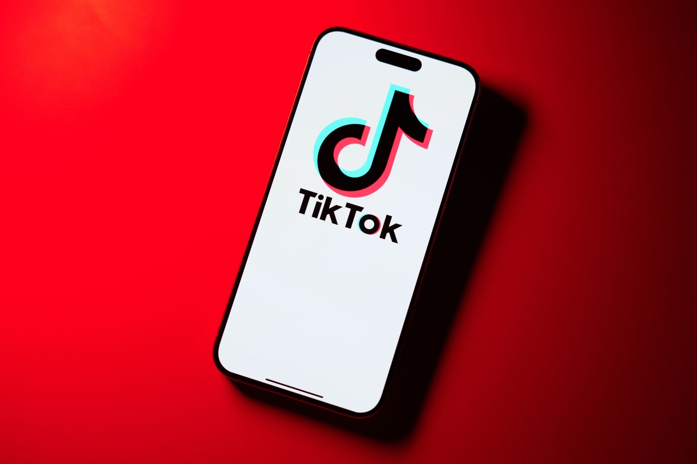 iPhone cai san TikTok gia 50.000 USD hinh anh