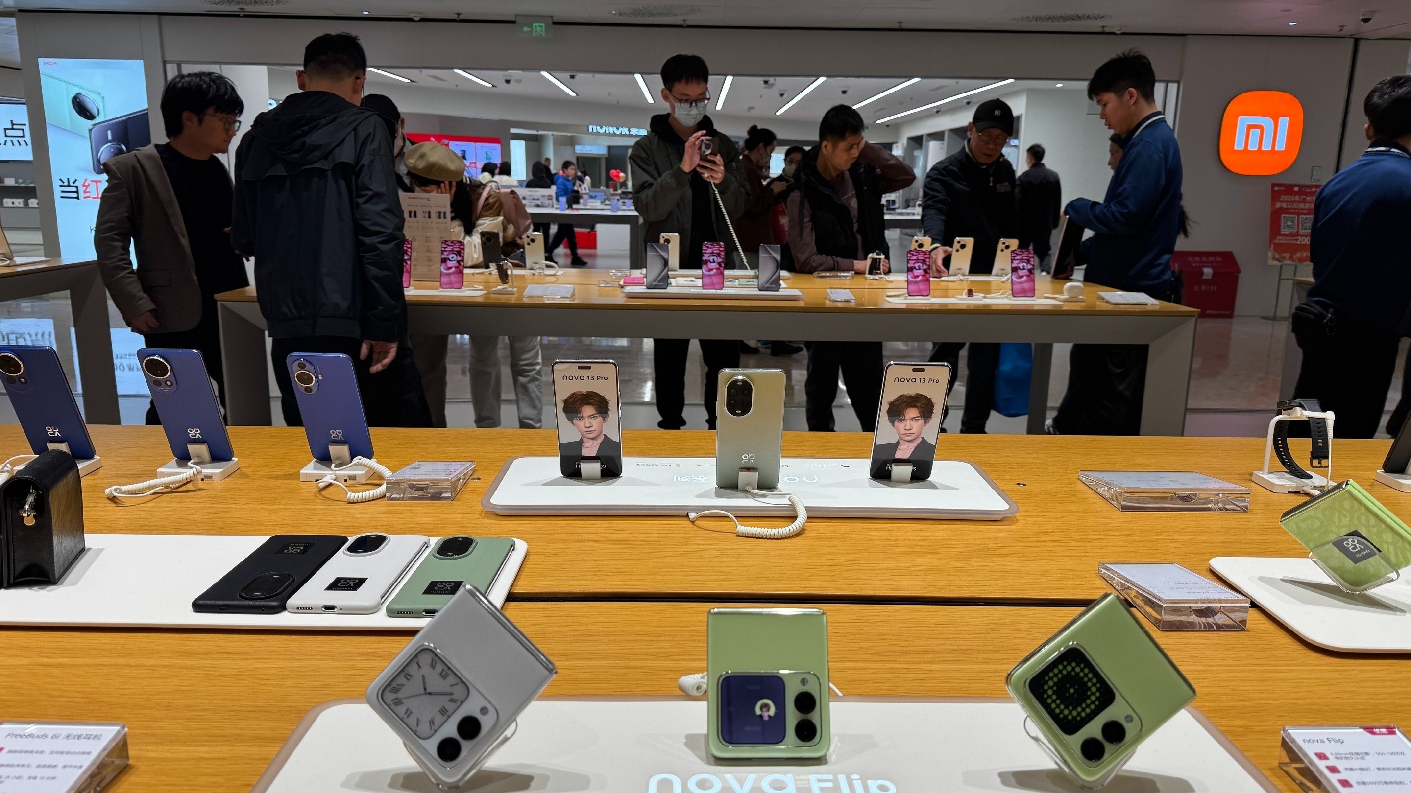 Dien thoai Huawei, iPhone giam gia dong loat o Trung Quoc hinh anh