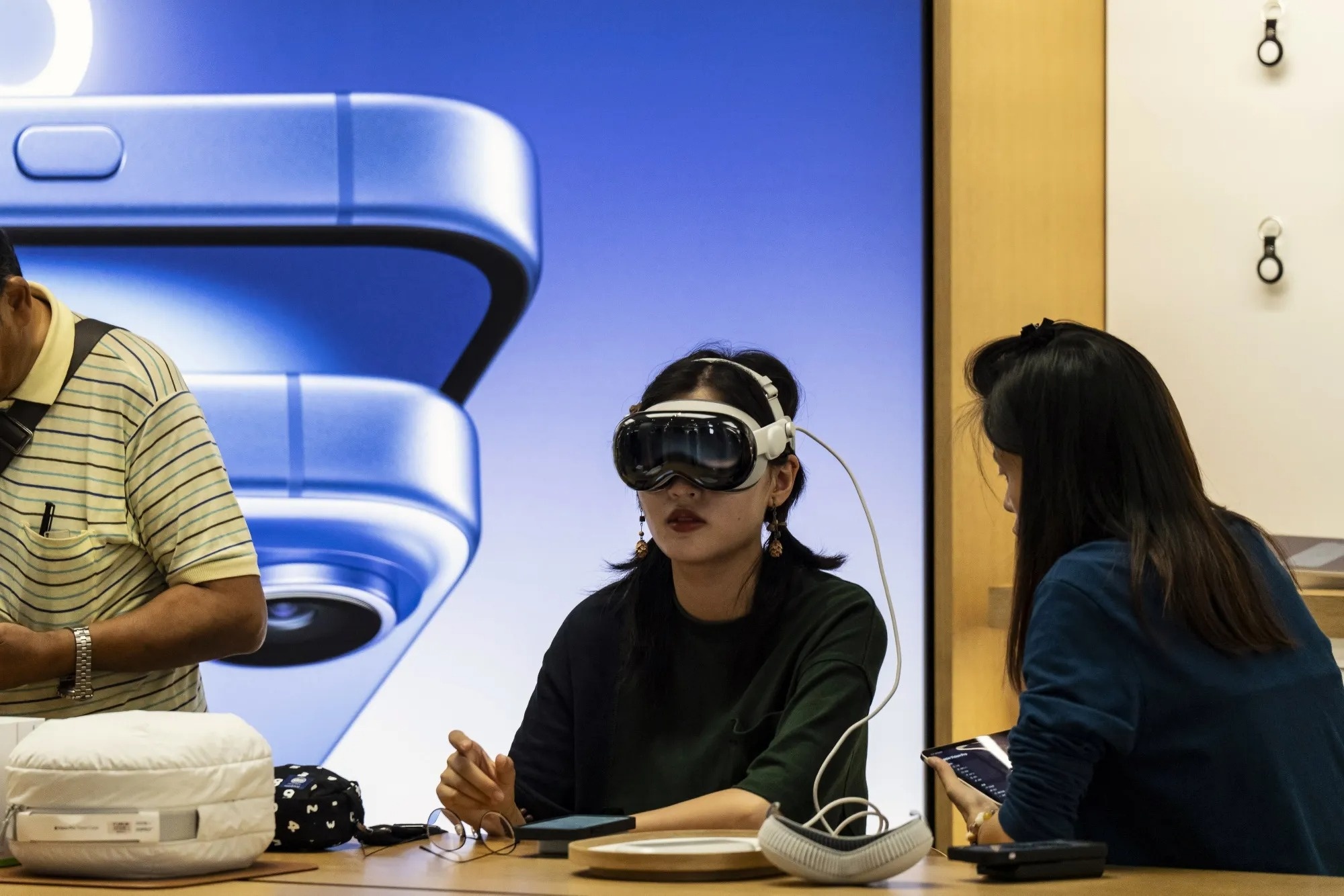 kinh Apple Vision Pro,  Apple Intelligence la gi,  kinh thuc te ao,  gia Apple Vision Pro anh 1