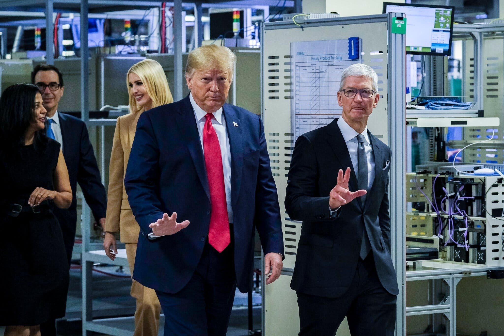 Tim Cook Donald Trump,  CEO Apple Tim Cook,  Tong thong Donald Trump,  Apple dau tu anh 2