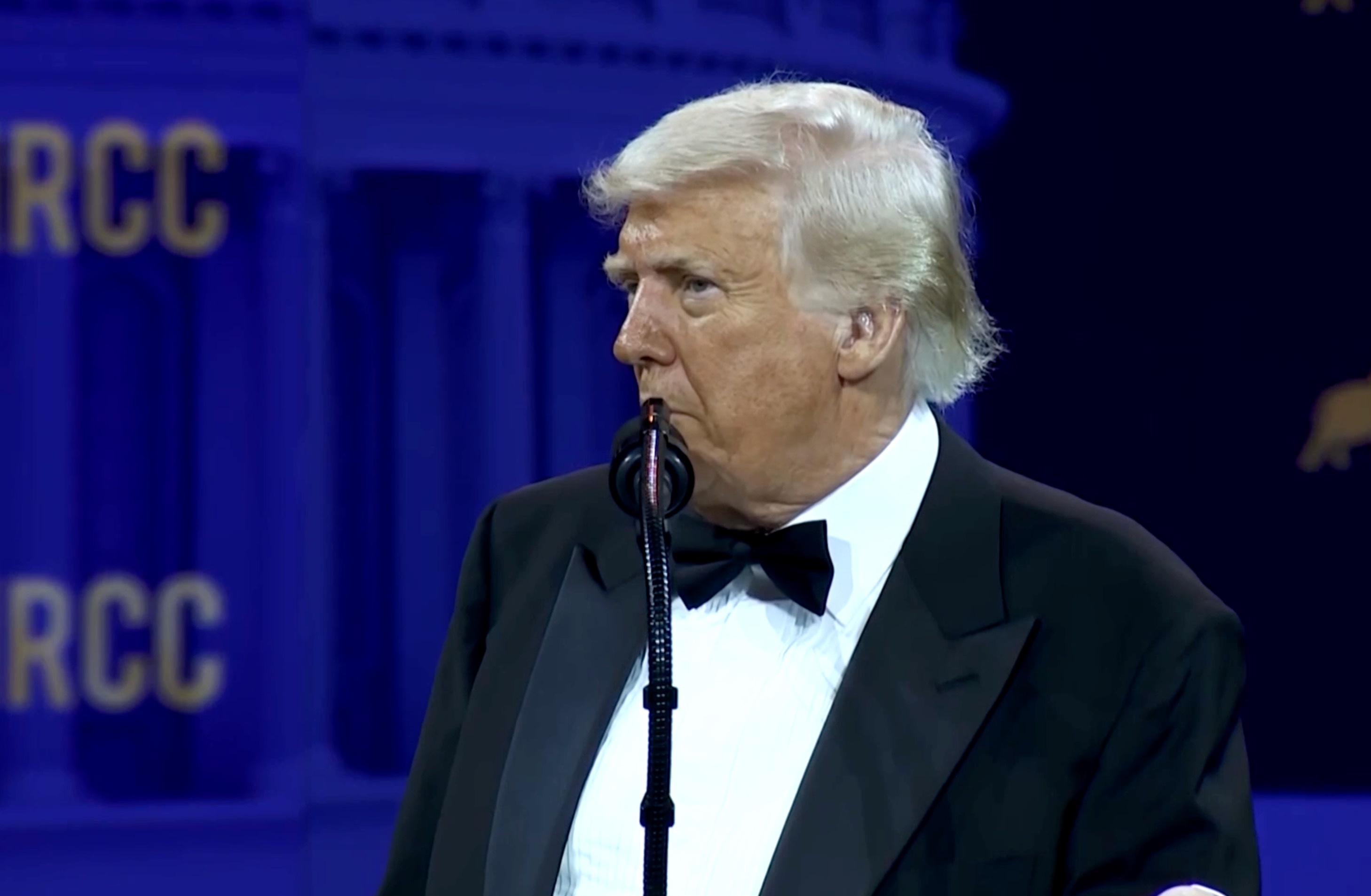 Ong Trump doa ap thue hang chip 100% hinh anh