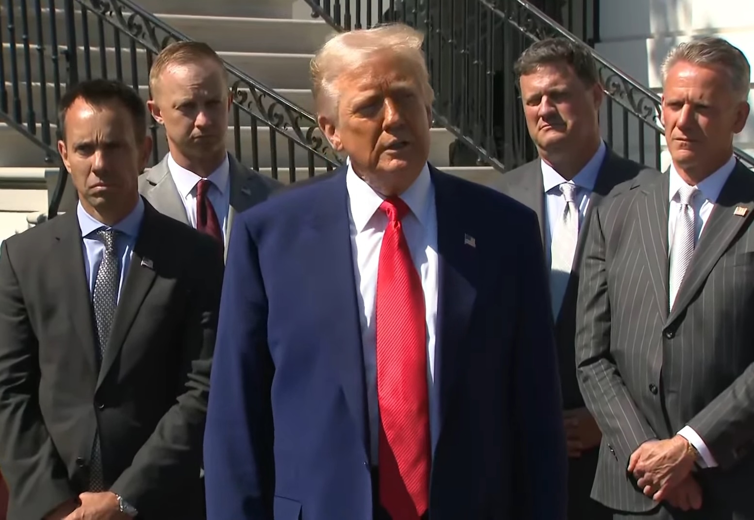 Ong Trump chi dich danh Apple hinh anh