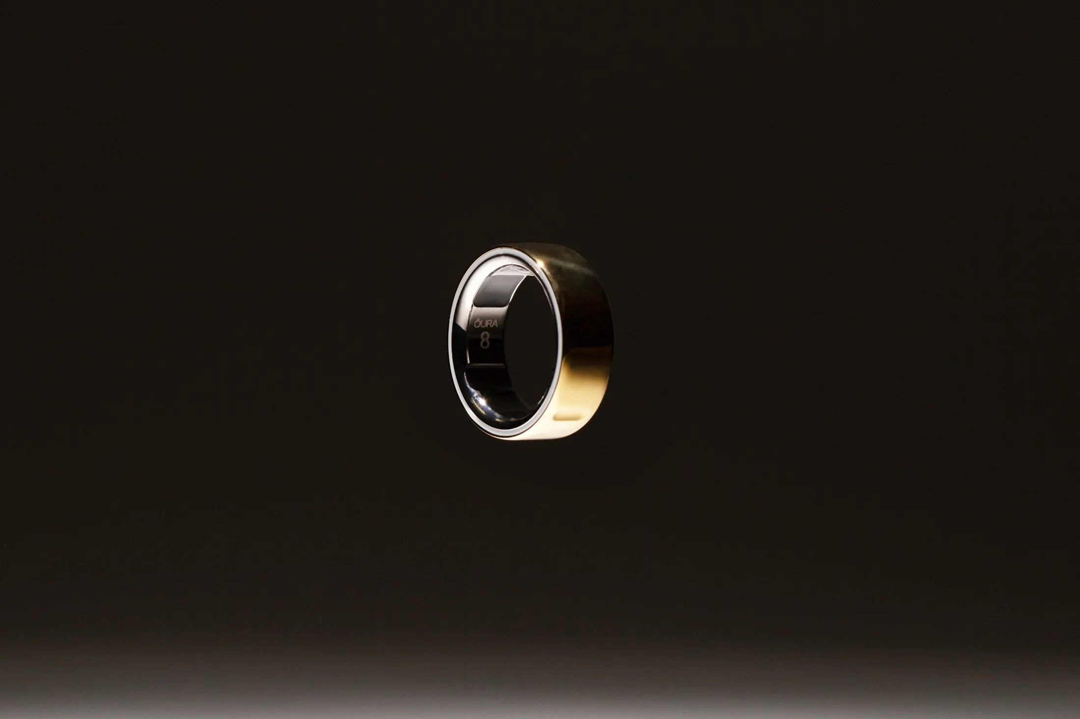 Den luc Apple dot pha hinh anh