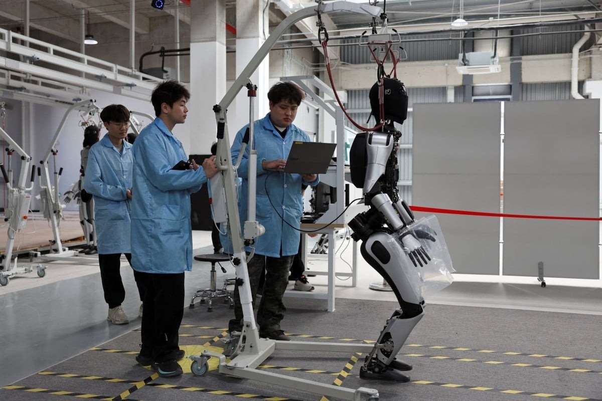 robot hinh nguoi,  humanoid la gi,  nguoi may bieu dien,  robot nhay mua anh 2