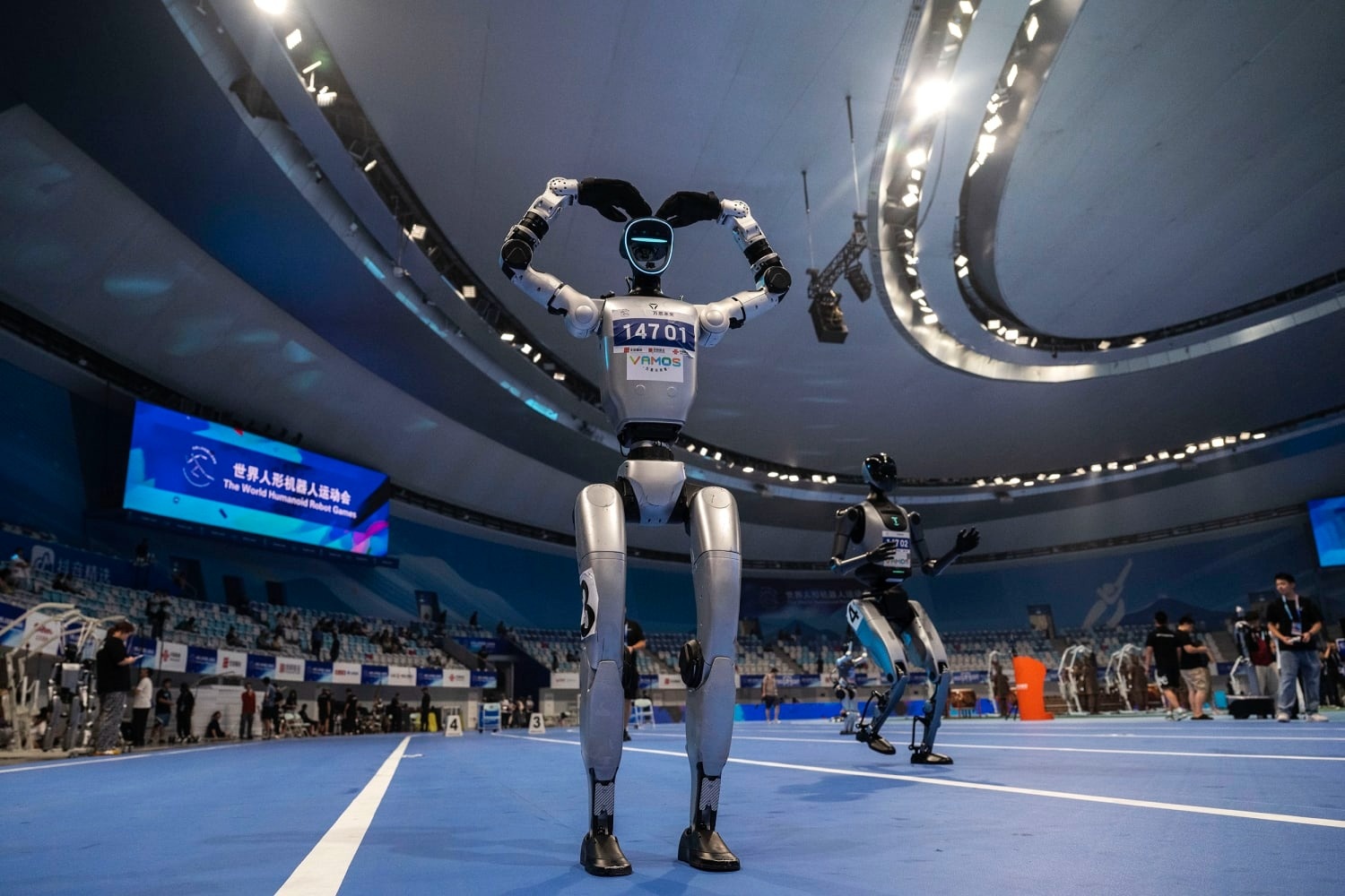 robot hinh nguoi,  humanoid la gi,  nguoi may bieu dien,  robot nhay mua anh 1