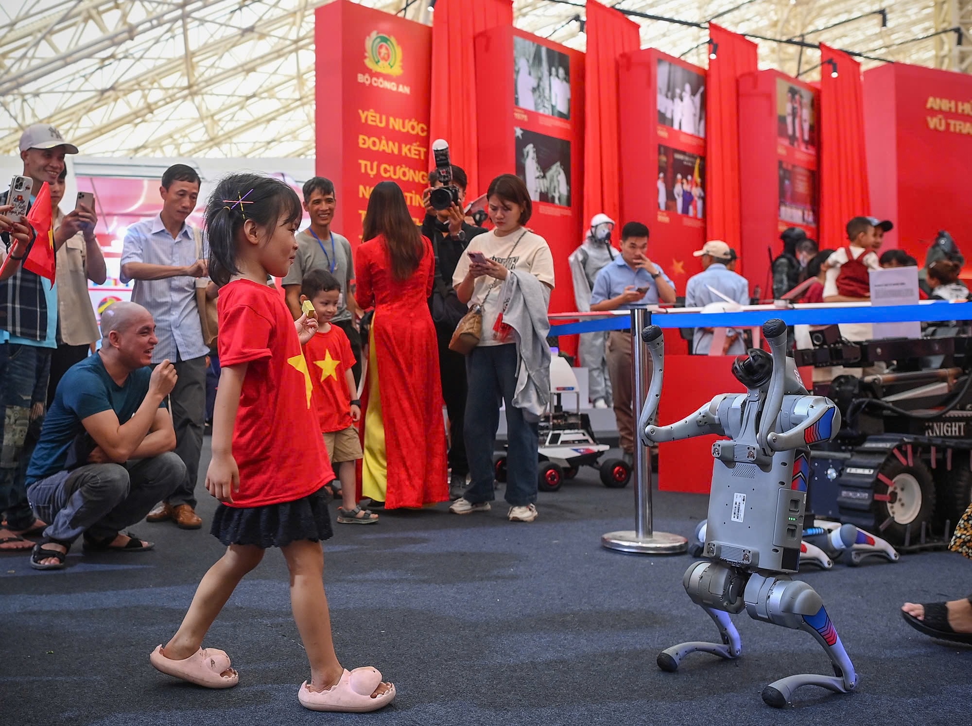 trien lam 2/9,  trien lam thanh tuu,  trien lam Quoc khanh,  robot VinMotion la gi anh 1
