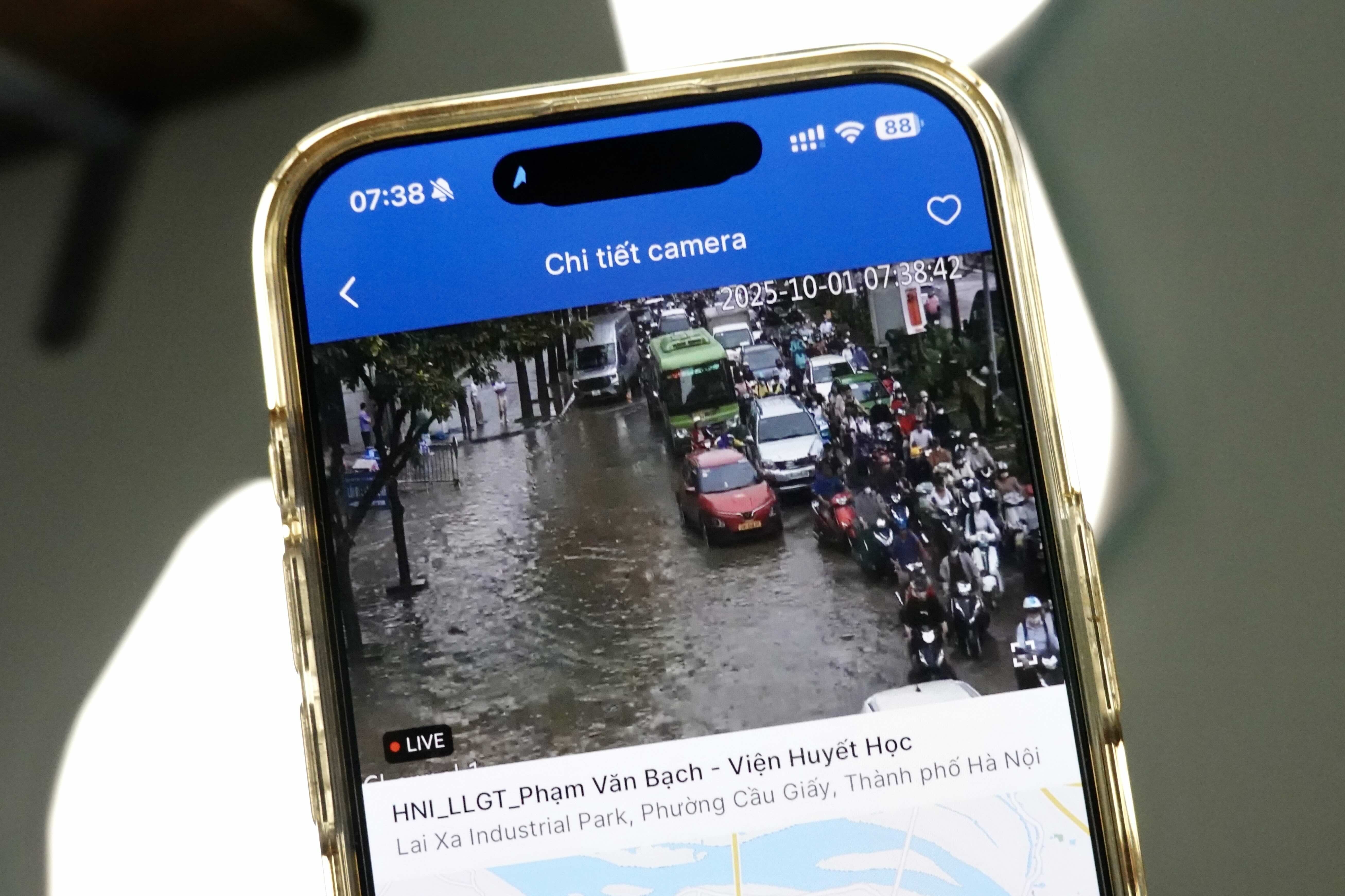 Lam sao biet duong nao tai Ha Noi van dang ngap? hinh anh