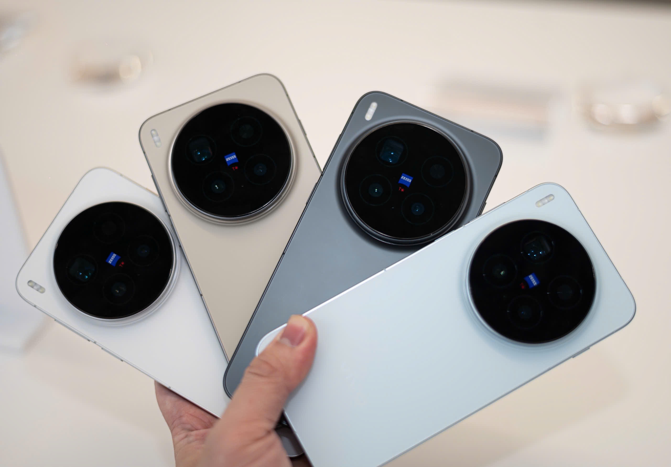 Tren tay Vivo X300 Pro: Ly do de khong mua Xiaomi 17 Pro Max hinh anh