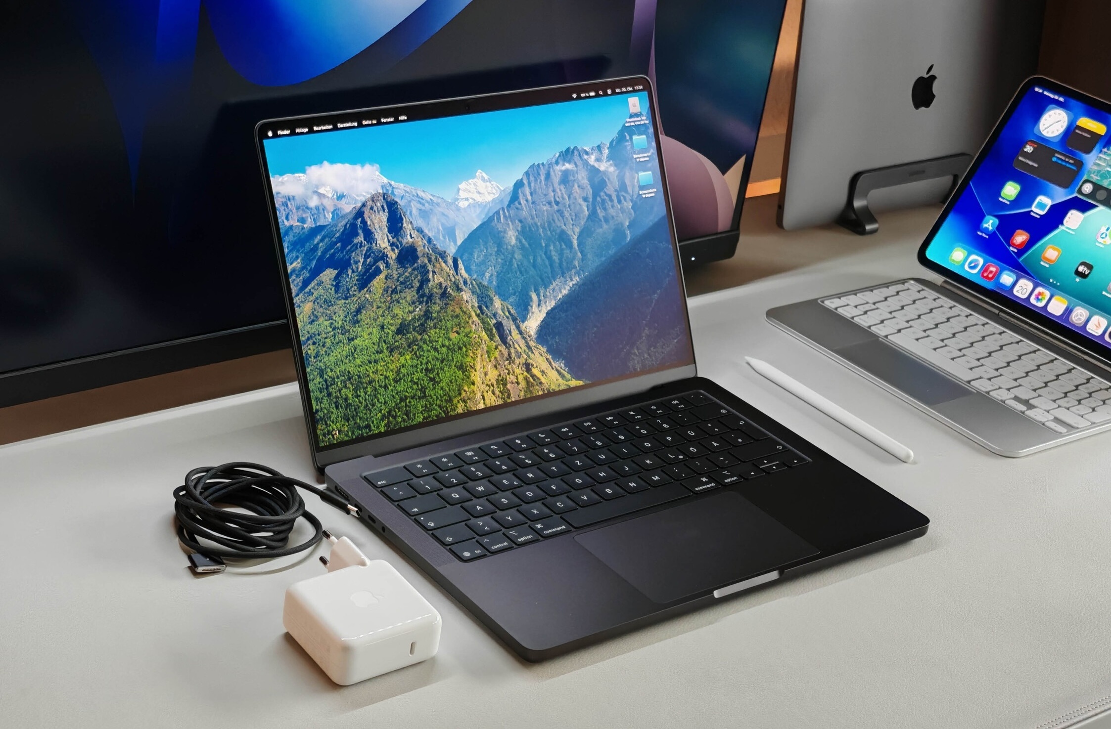 MacBook gia re co gi dac biet? hinh anh