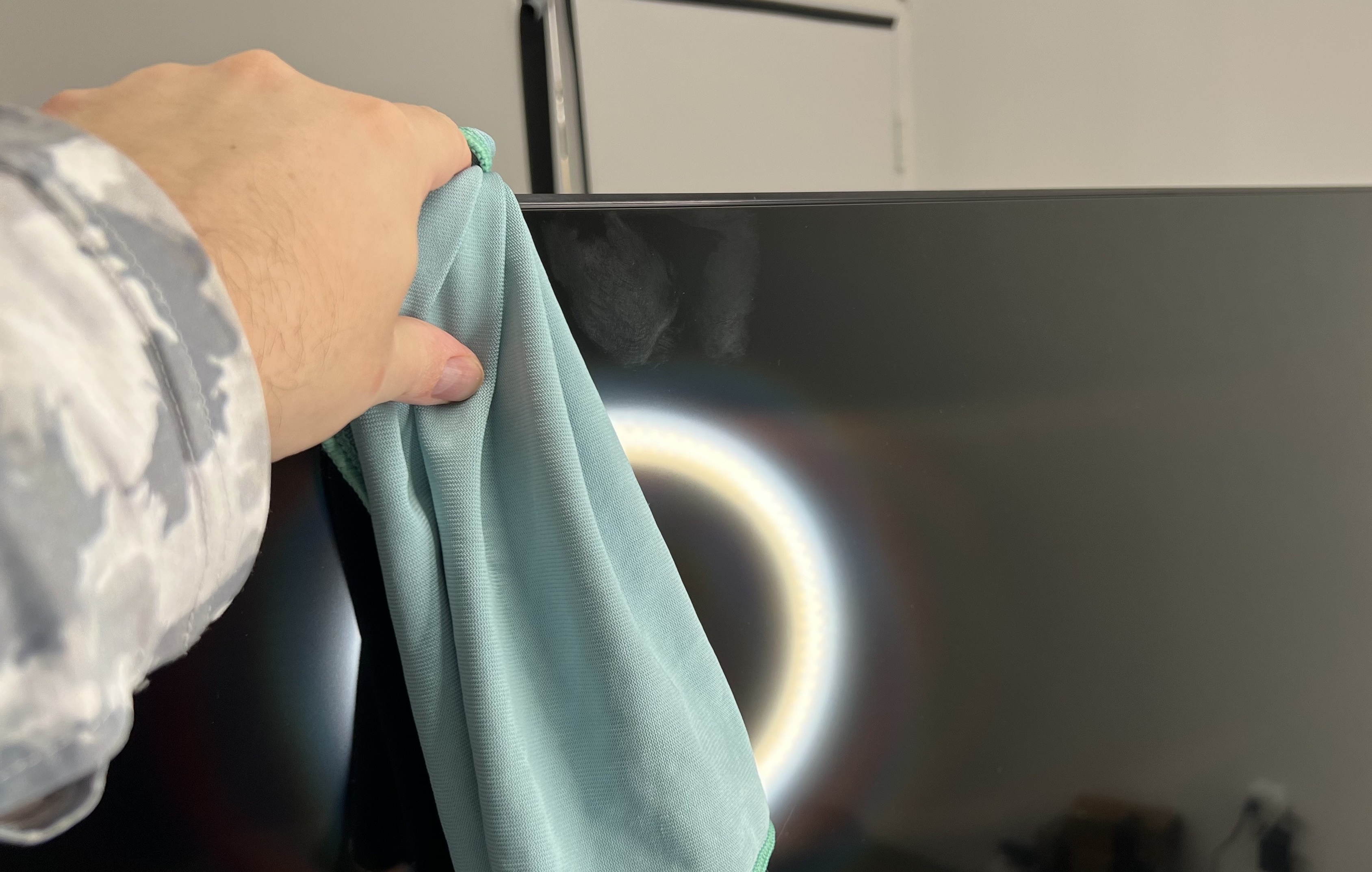 cum se curăță televizorul, lavetă de curățat televizor, soluție de curățat televizor, instrucțiuni de curățare televizor, ecran televizor foto 1 cach ve sinh TV, khan lau TV, dung dich lau TV, huong dan lau TV, man hinh TV anh 1