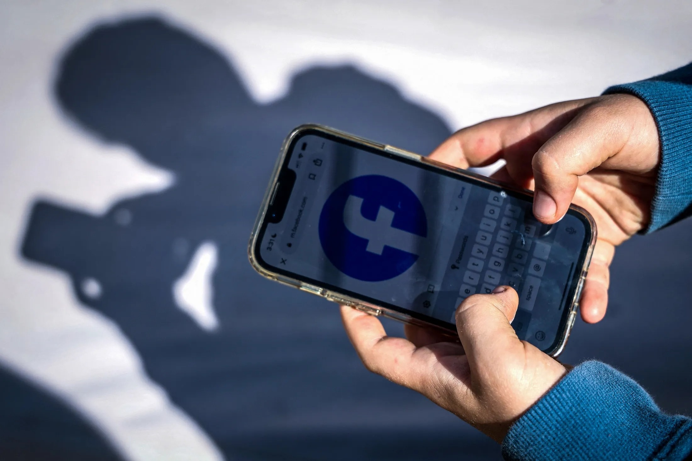 Co nen cam tre dung mang xa hoi nhu Australia? hinh anh