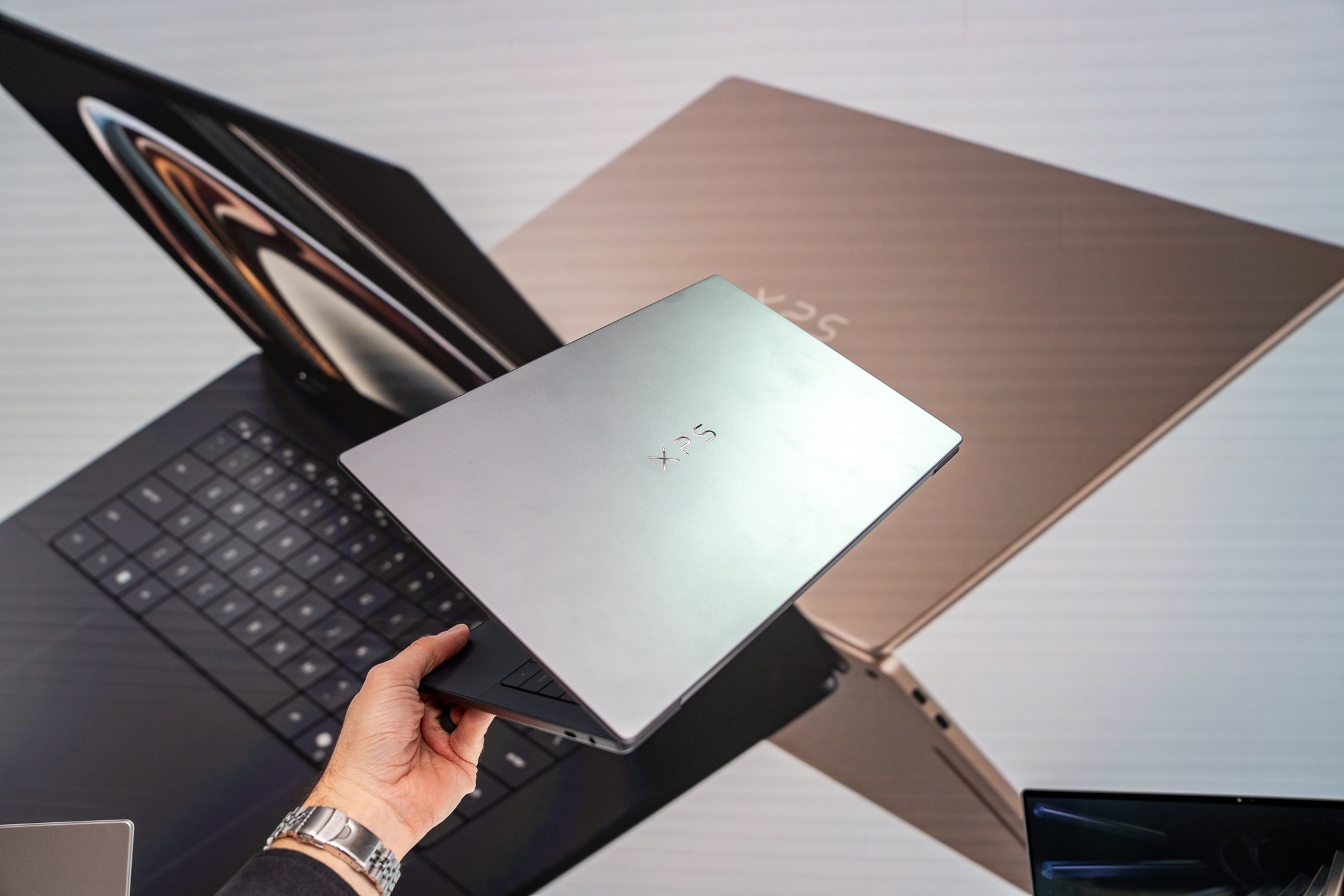 Dell XPS 14,  Dell XPS 16,  Dell XPS 2026,  laptop Dell XPS,  XPS vs MacBook Pro anh 8