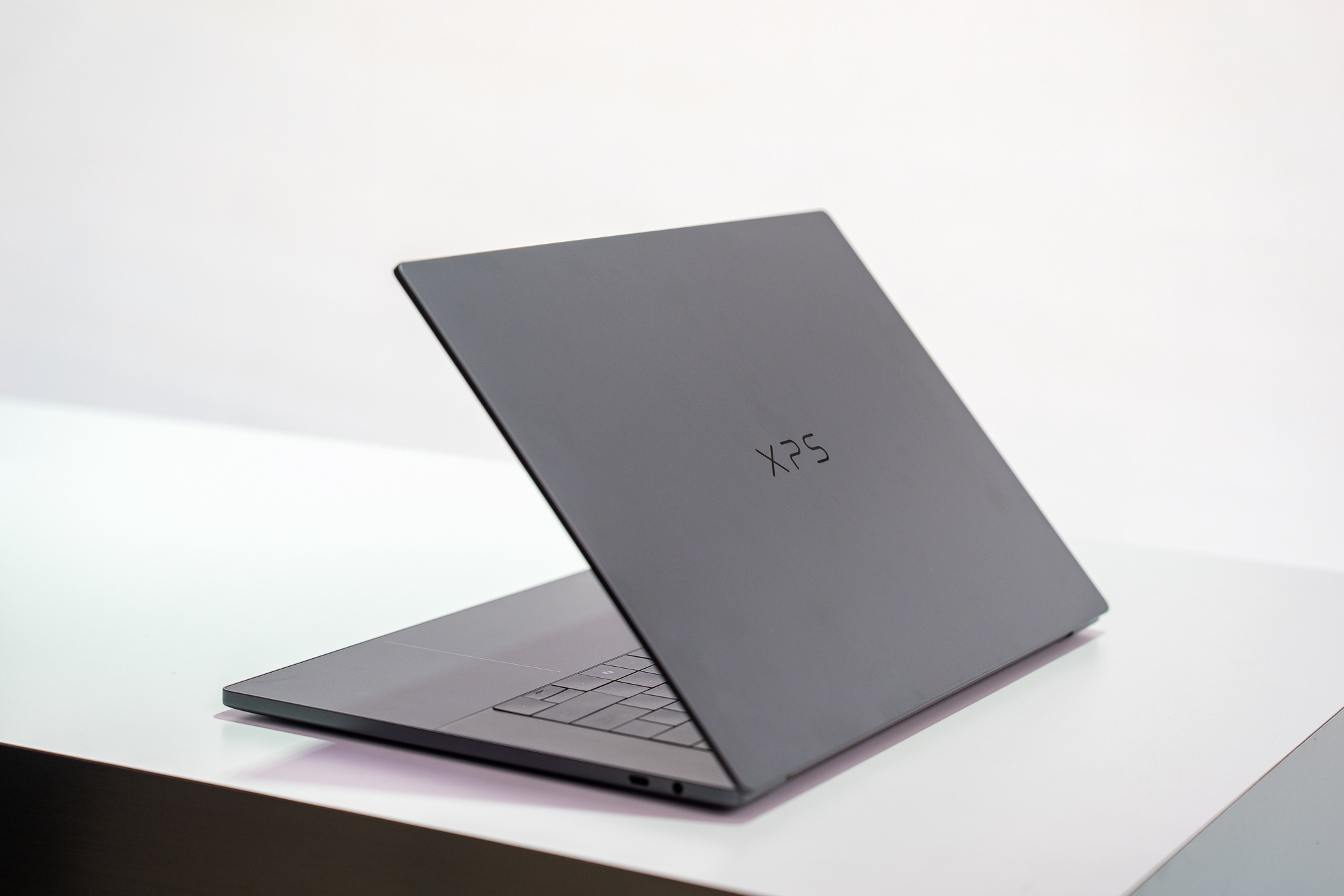 Dell XPS 14,  Dell XPS 16,  Dell XPS 2026,  laptop Dell XPS,  XPS vs MacBook Pro anh 9