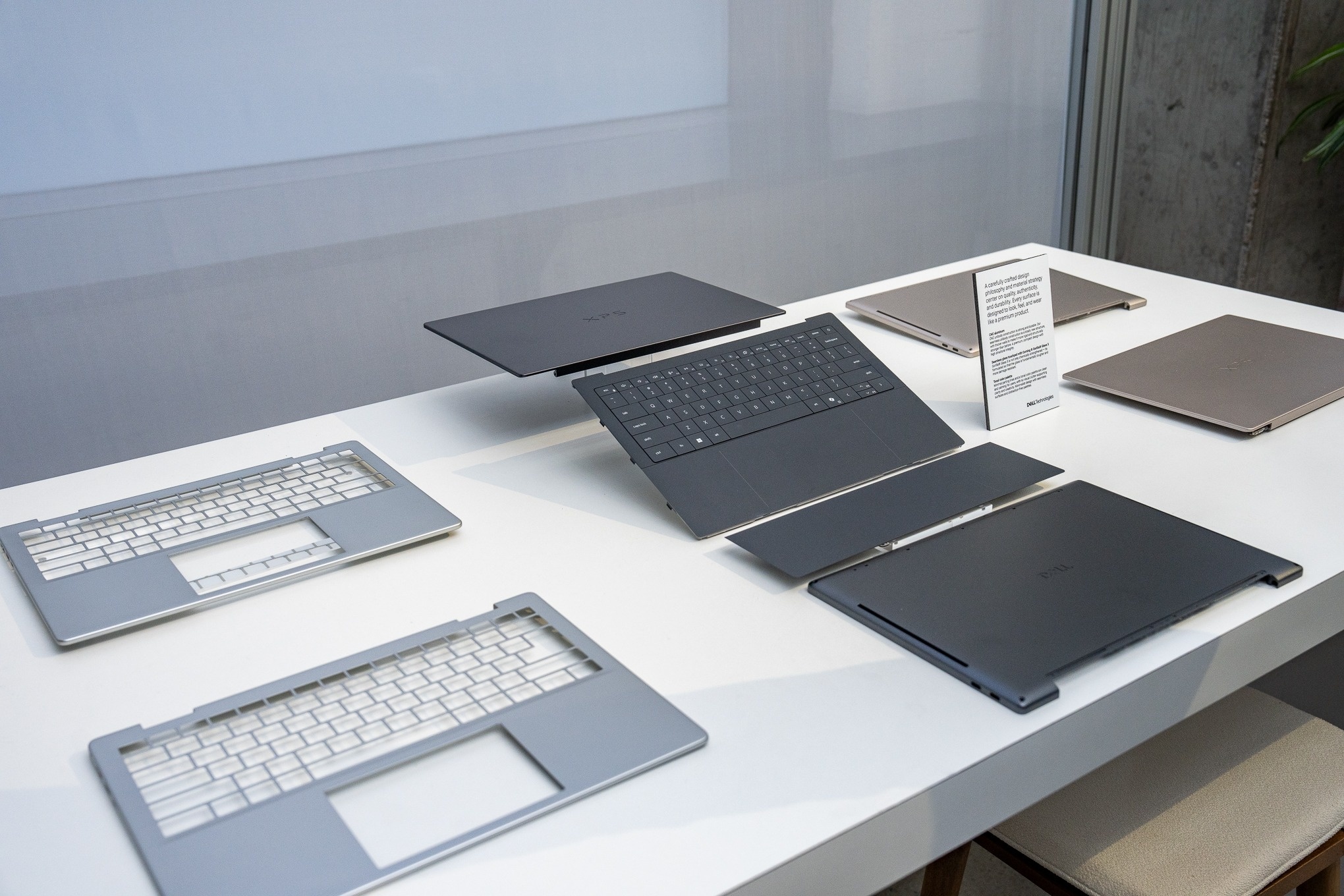 Dell XPS 14,  Dell XPS 16,  Dell XPS 2026,  laptop Dell XPS,  XPS vs MacBook Pro anh 12