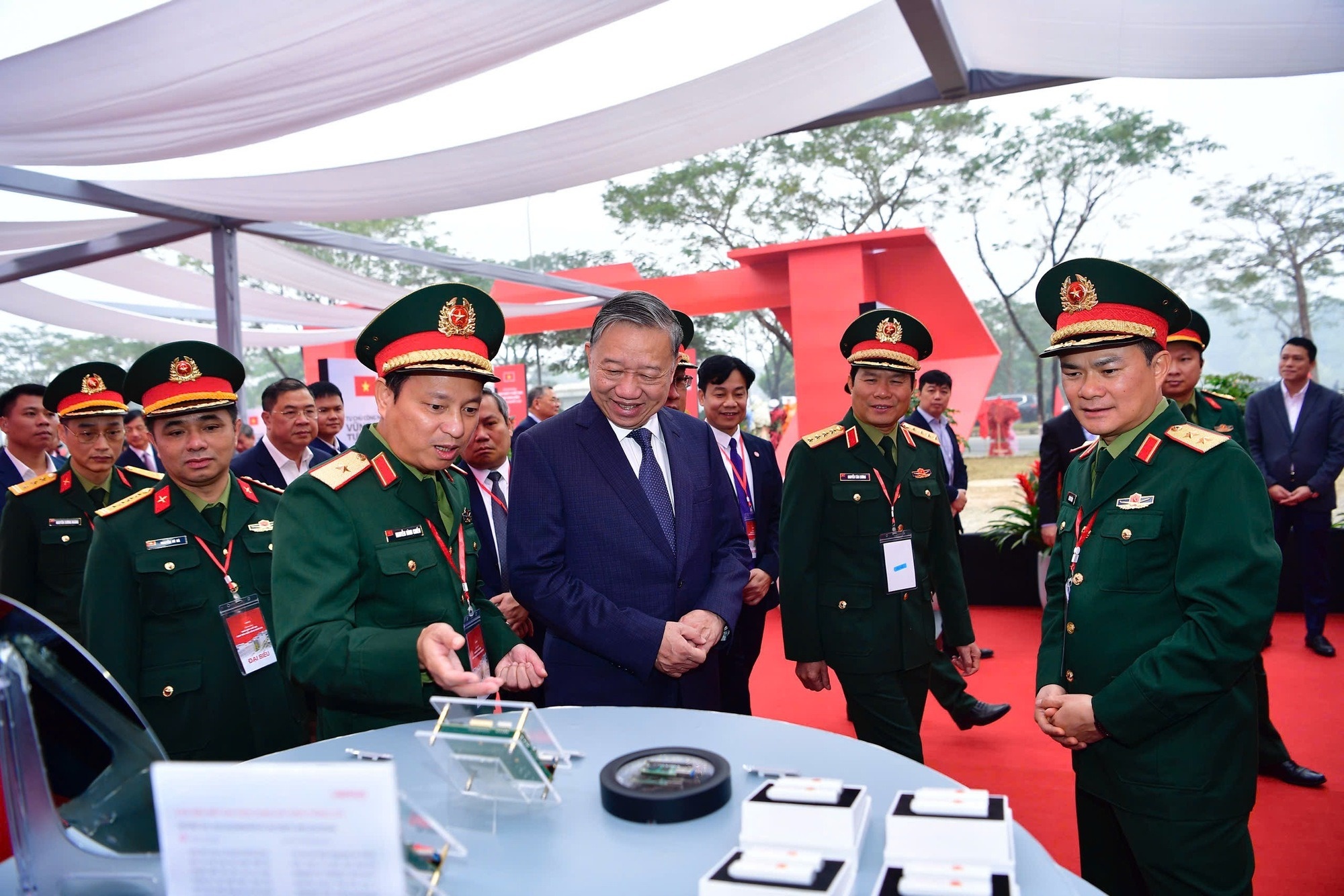 Tong Bi thu To Lam du khai truong nha may chip dau tien cua Viet Nam hinh anh