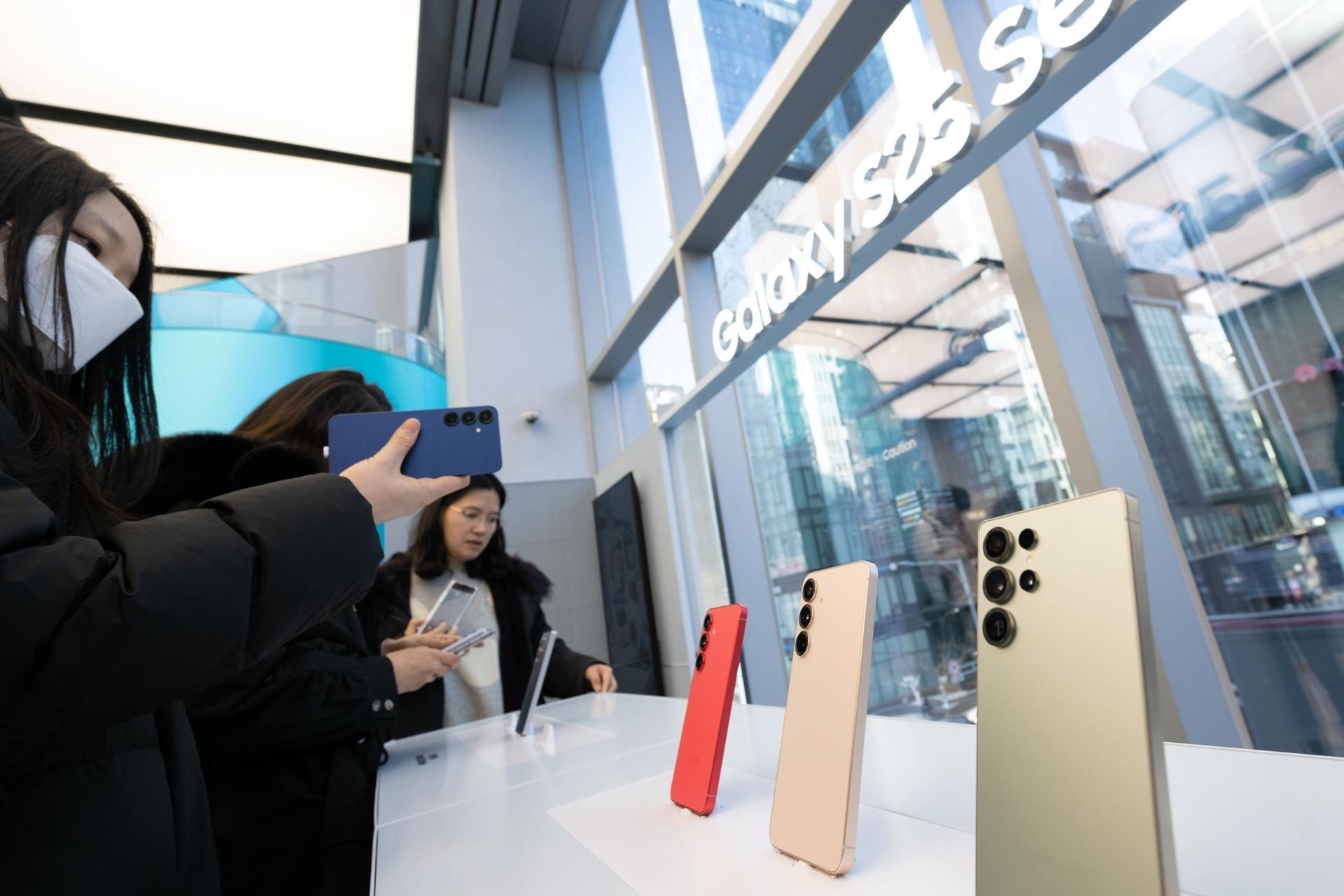 khan hiem chip nho,  tang gia chip nho,  smartphone tang gia,  Xiaomi tang gia,  doanh so smartphone anh 2