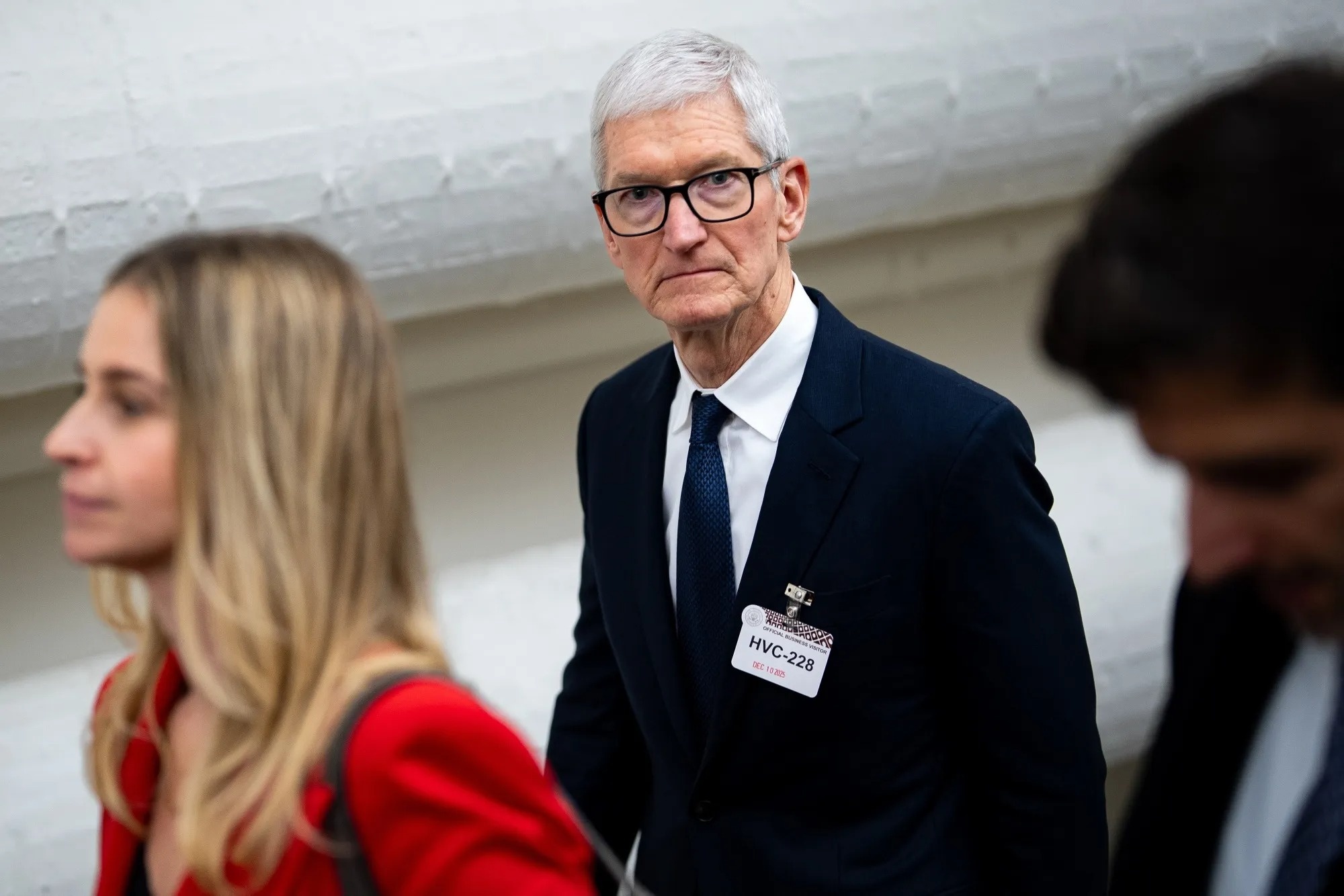 John Ternus la ai,  Tim Cook la ai,  CEO Apple la ai,  Tim Cook tu chuc anh 2